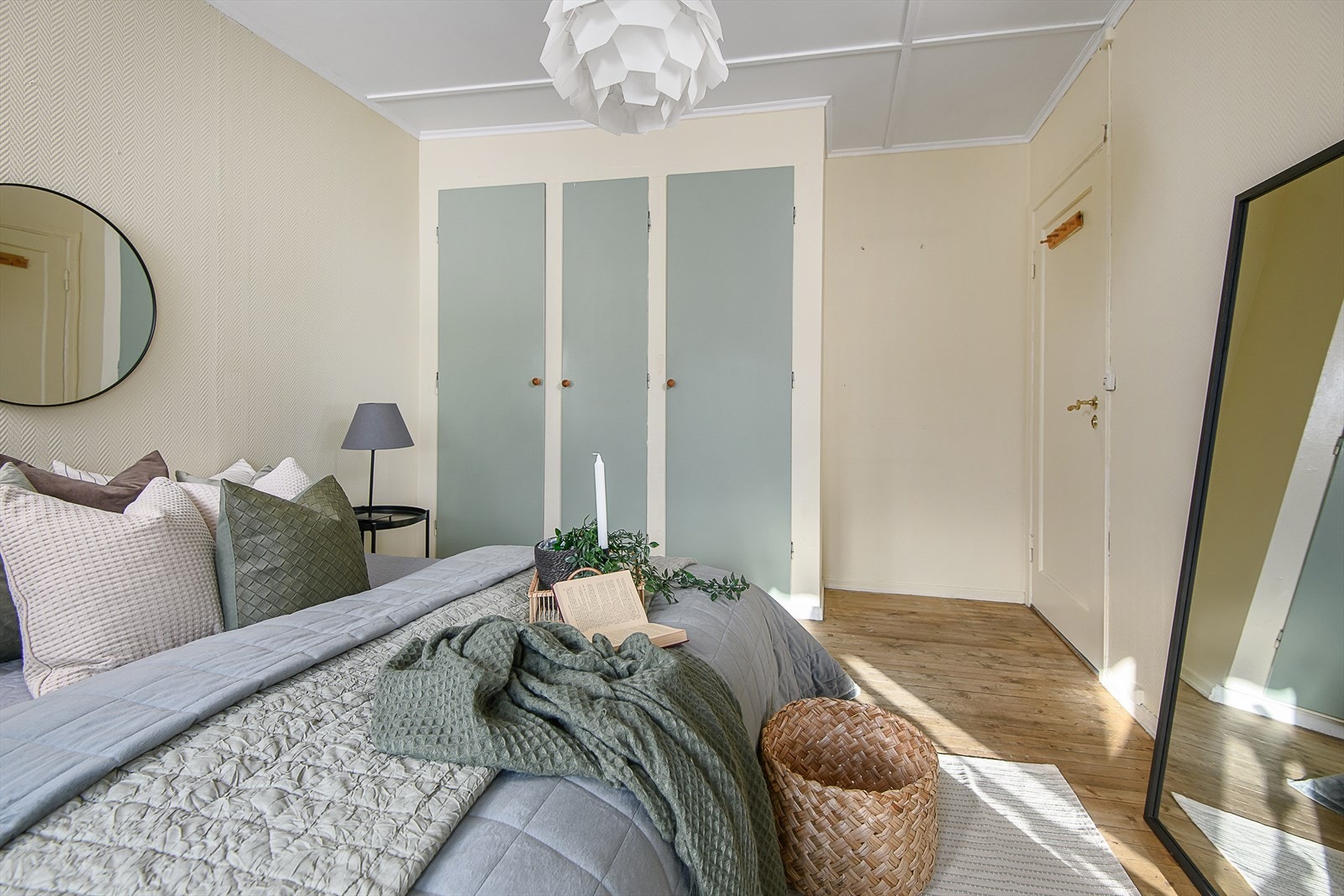 Hovedsoverommet har plassbygde garderobeskap. Galleribilde