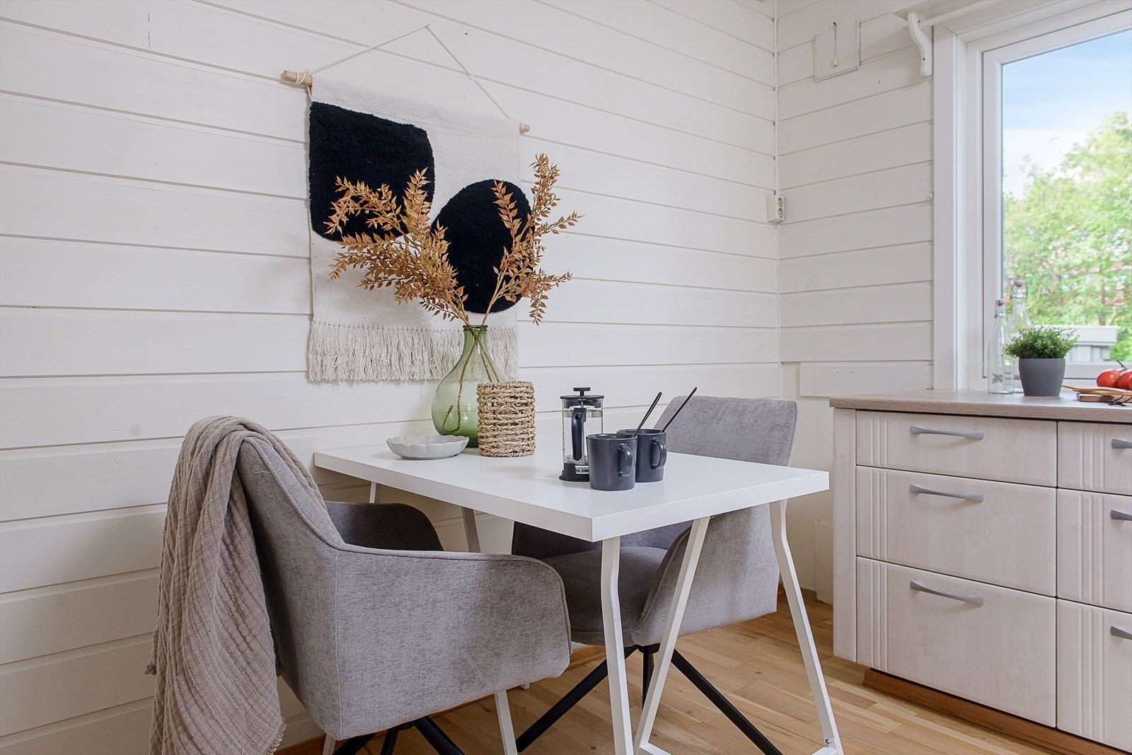Spiseplass også på kjøkkenet, for de daglige måltidene. Galleribilde
