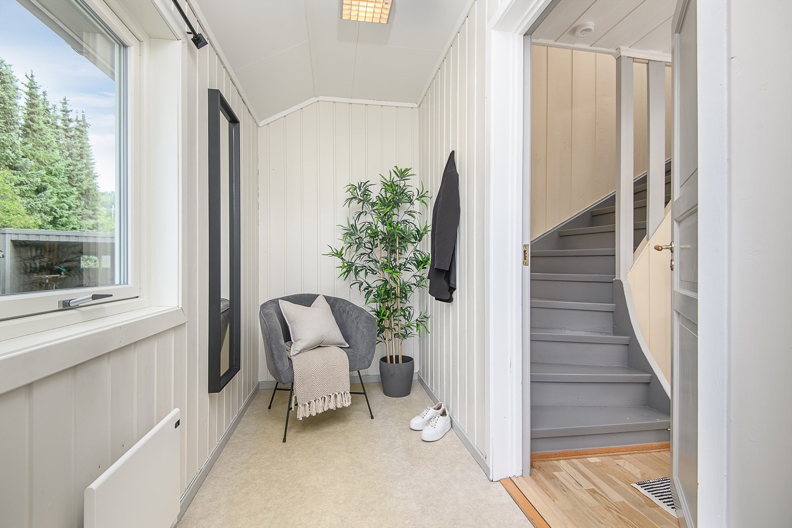 Det er adkomst inn i boligen via entrè med muligheter til å hegen fra seg yttertøy. Videre adkomst inn i gangen med bl.a trapp opp til 2. etasje. Galleribilde