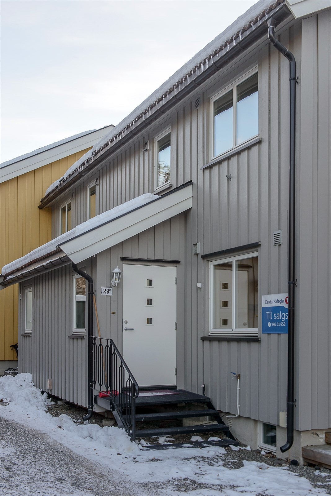 Inngang på samme side av bygget som carport og bod. Galleribilde