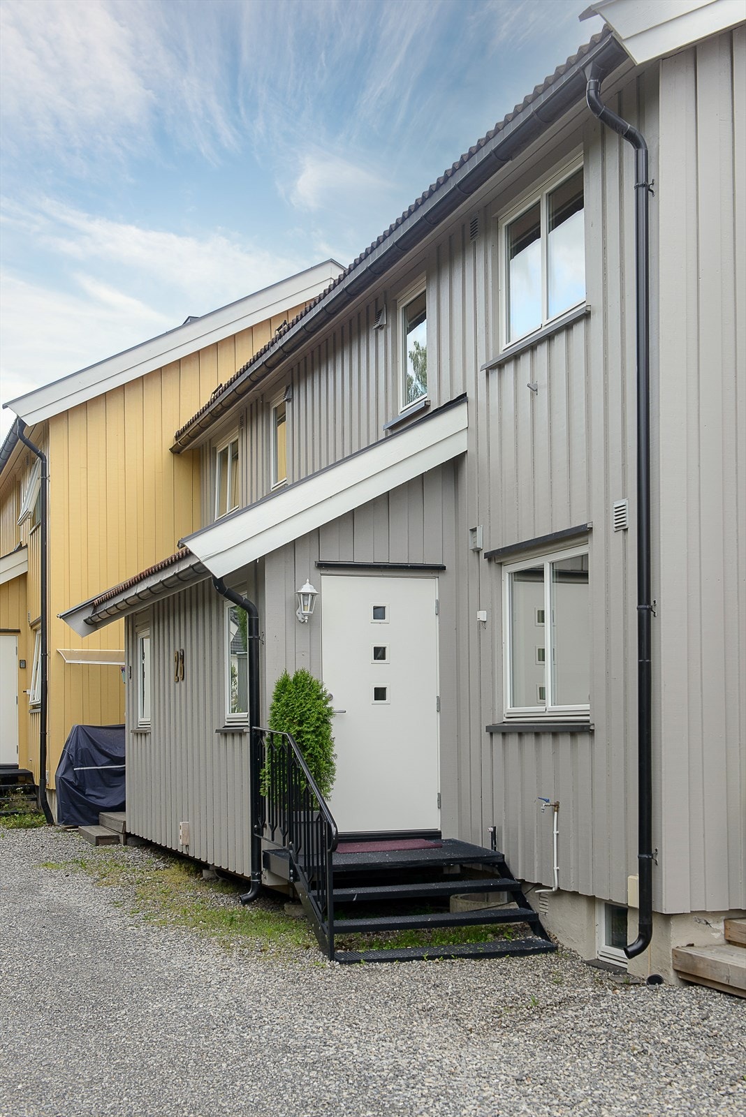 Inngang på oversiden av boligen med enkel trapp. Galleribilde