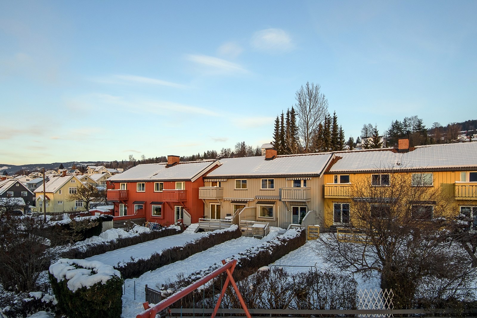 Meget pent opparbeidet uteområde med plenarealer og diverse beplatning. Solrikt. Galleribilde