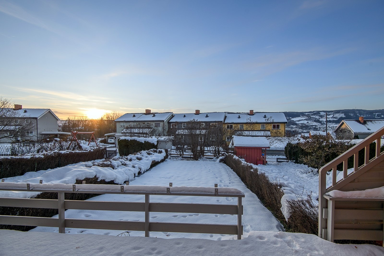 Felles tomt, men hagen/grøntarealene er delt i egne soner som hver enkelt bolig har ansvar for. Galleribilde
