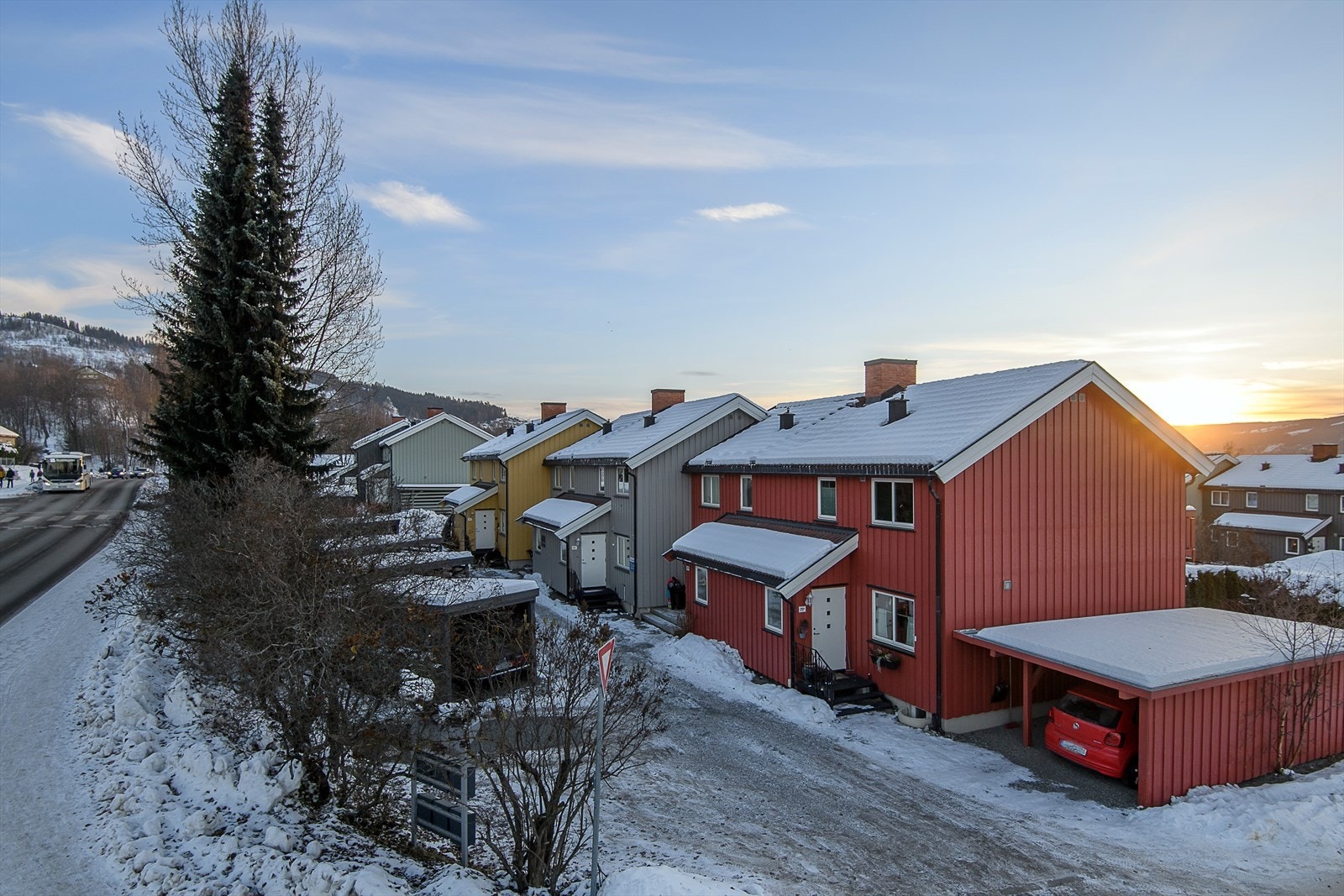 Boligen ligger i et veletablert område med fin gangavstand inn til sentrum av byen. I nærområdet finner du også daglivareforretninger og skoler. Galleribilde