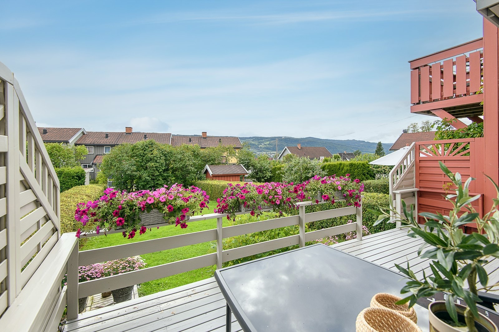 Det er en lun og fin og forrholdsvis skjermet terrasse til boligen. Her kan sola nytes på ettermiddagen. Galleribilde