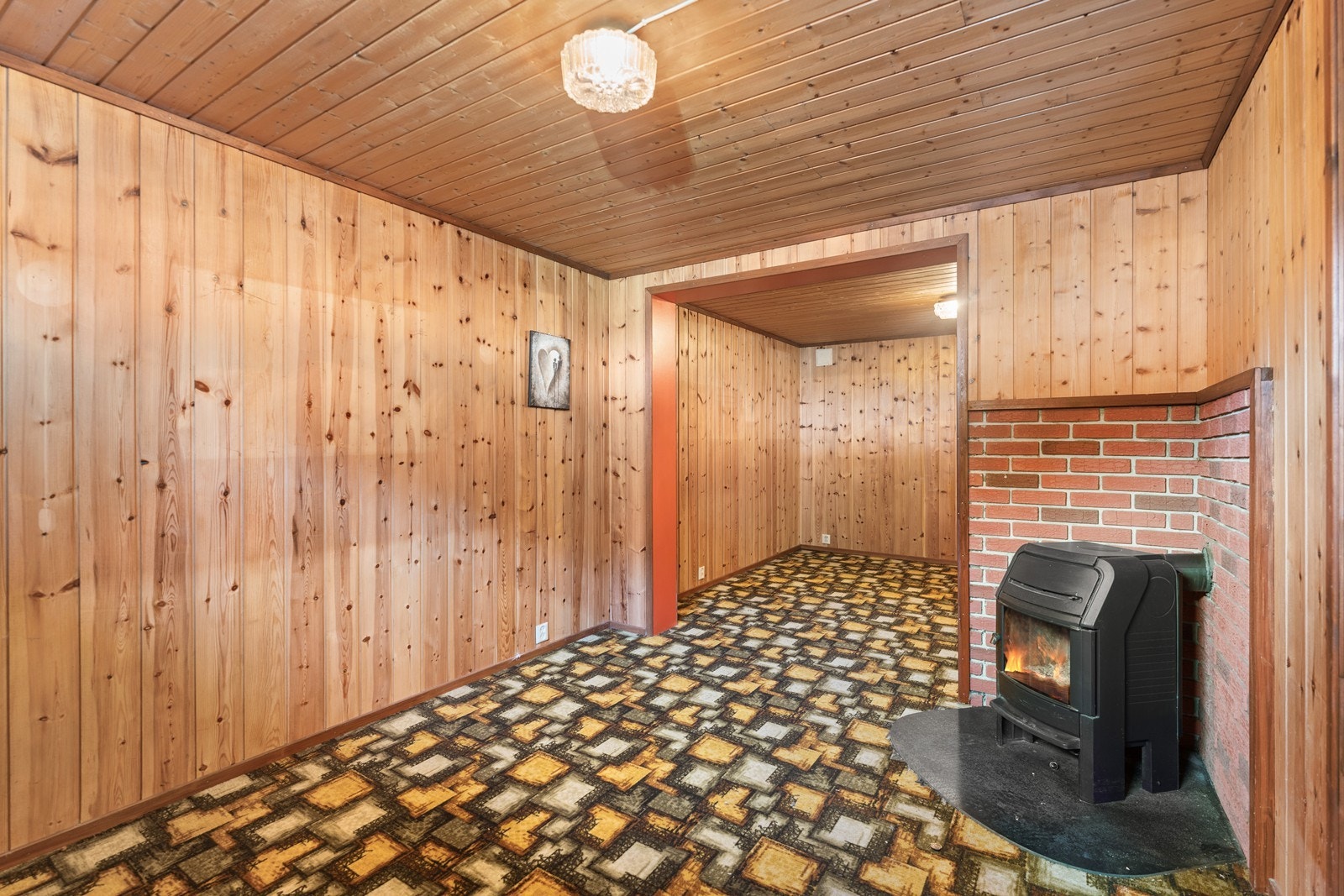 I kjelleren er den ene boden innredet som kjellerstue med eget ildsted Galleribilde