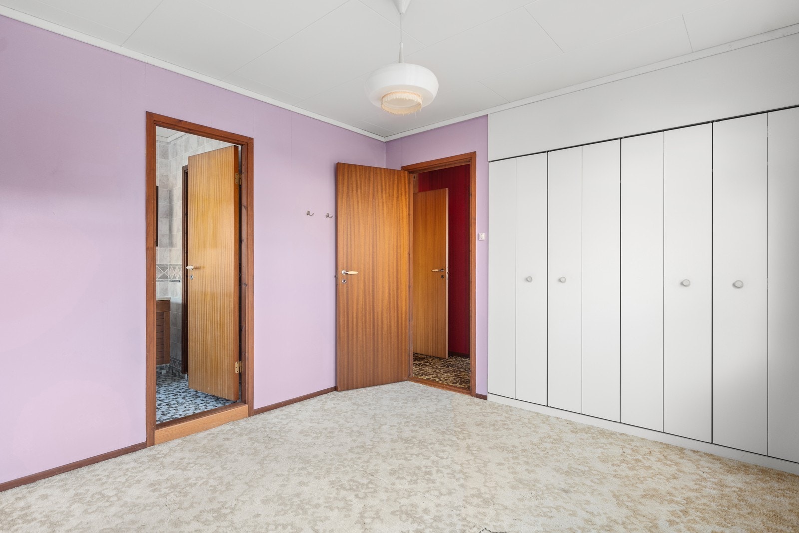 Hovedsoverommet (1 av 3) med stor garderobeløsning og direkte tilgang til badet Galleribilde