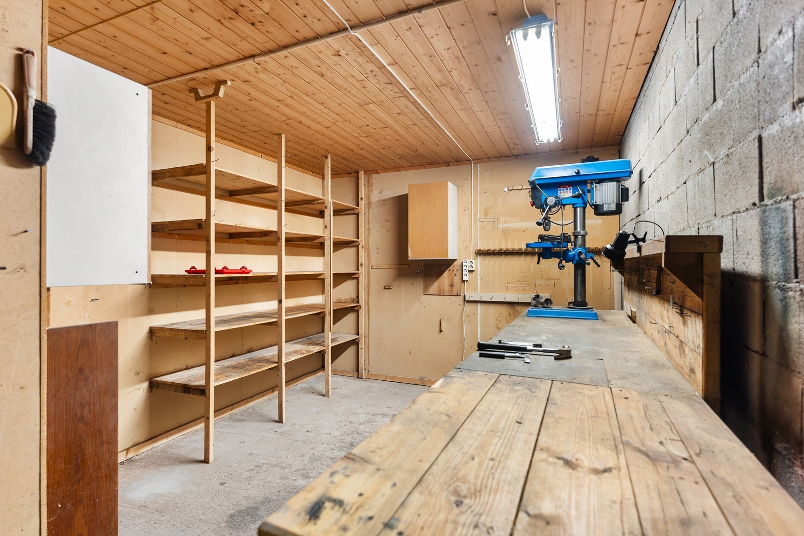 Den ene boden er innredet som verksted og har mye hylle- og benkeplass Galleribilde
