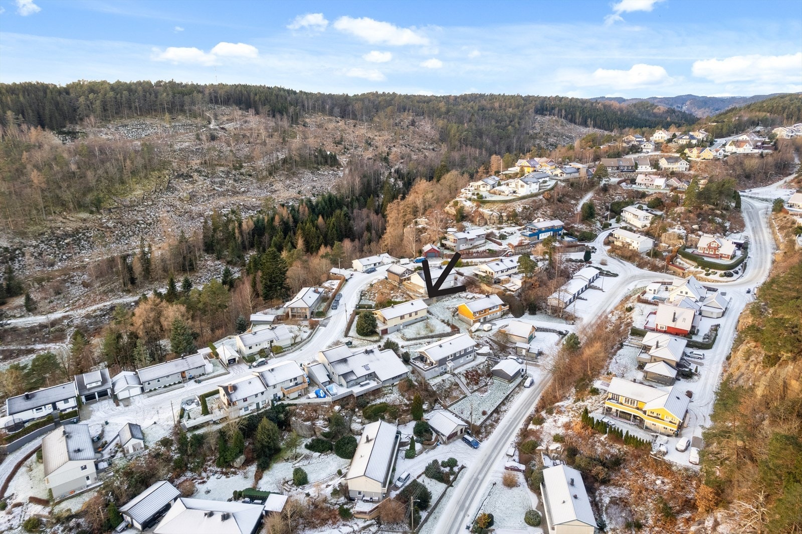 Det er hage på begge sider av huset og godt med boltreplass Galleribilde