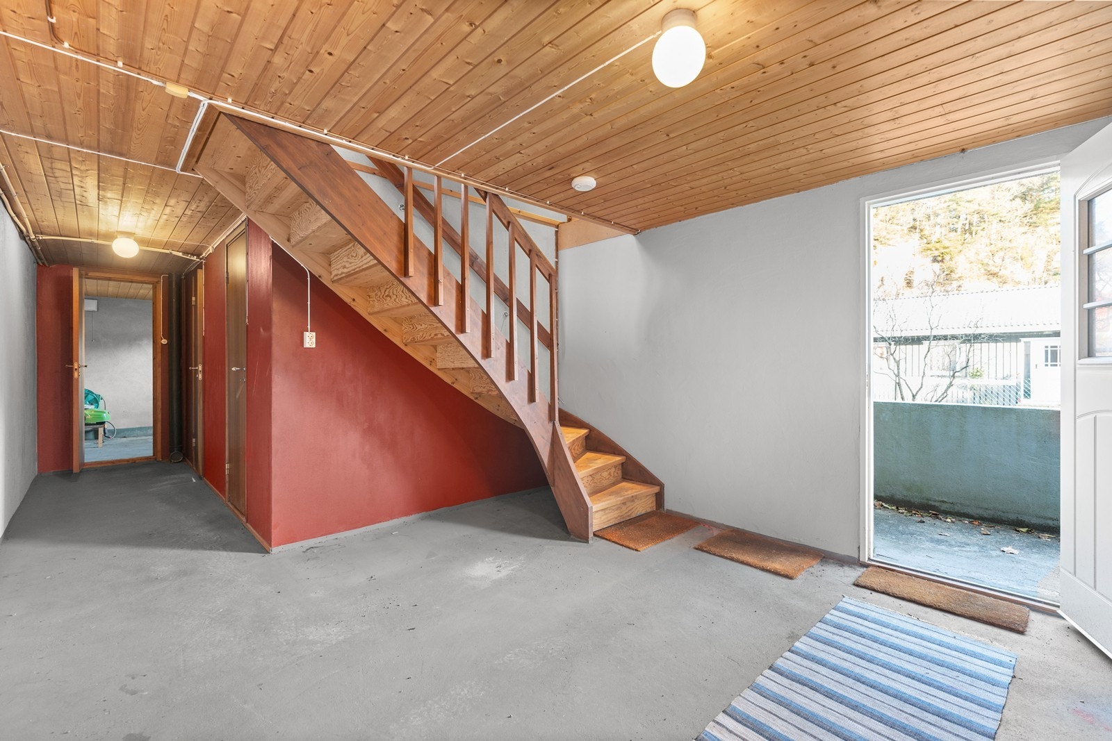 Stor og praktisk grovinngang på baksiden av huset rett ved garasjen Galleribilde