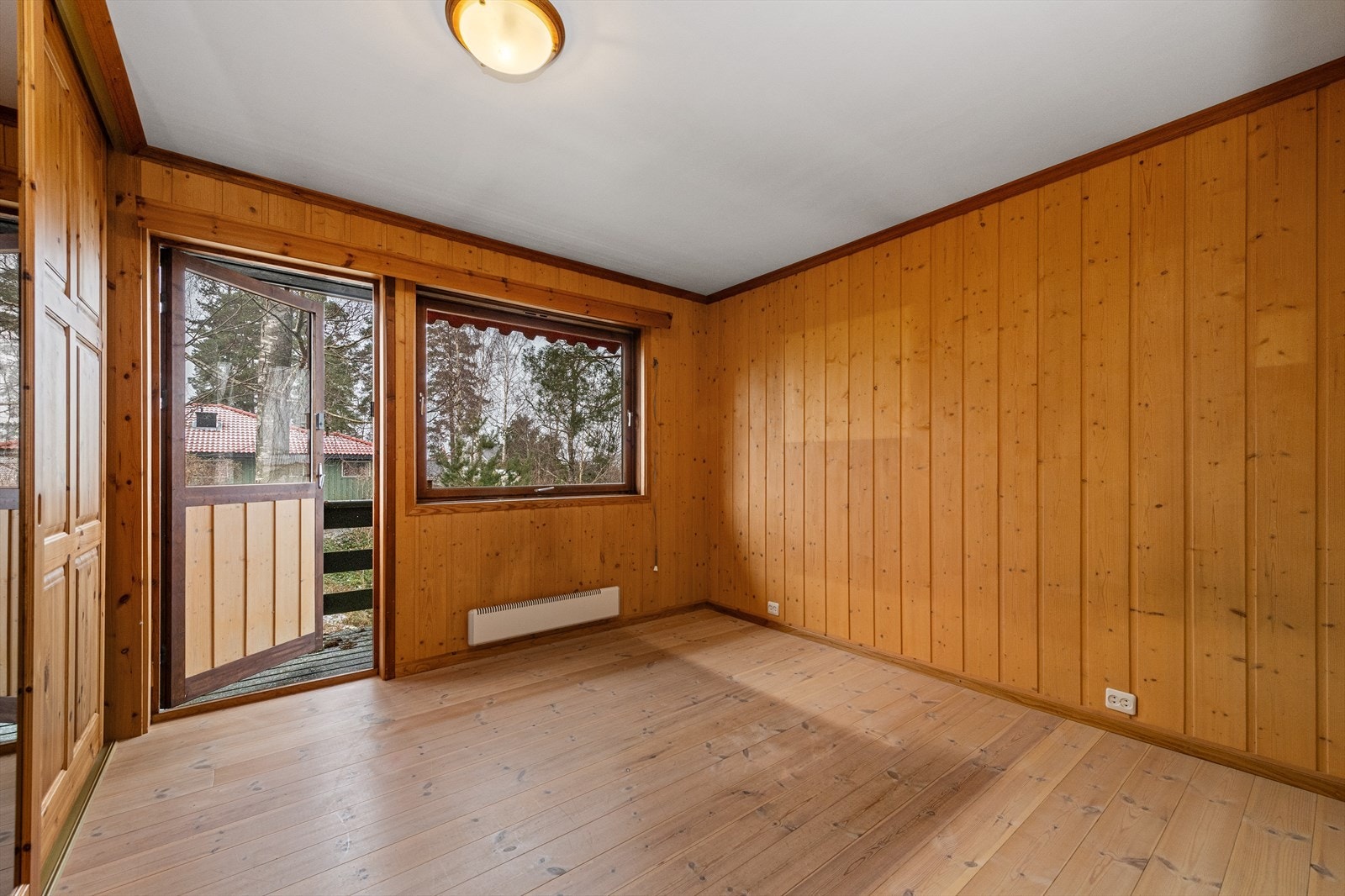 Dette rommet har skyvedørsgarderobe og utgang til luftebalkong Galleribilde