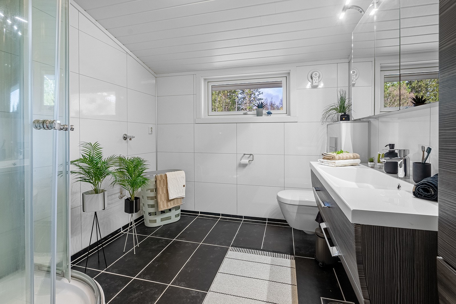 Badet er fra 2015 og er renovert i en klassisk stil med lyse fliser på veggene og mørke fliser på veggene. Galleribilde