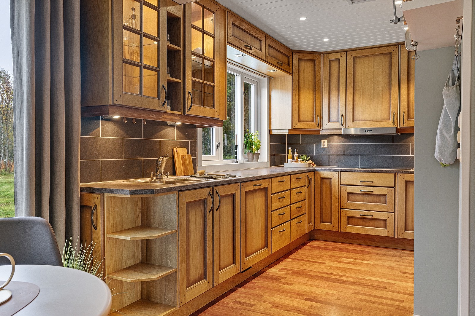 Det er god plass til at flere lager mat sammen i boligens kjøkken. Galleribilde