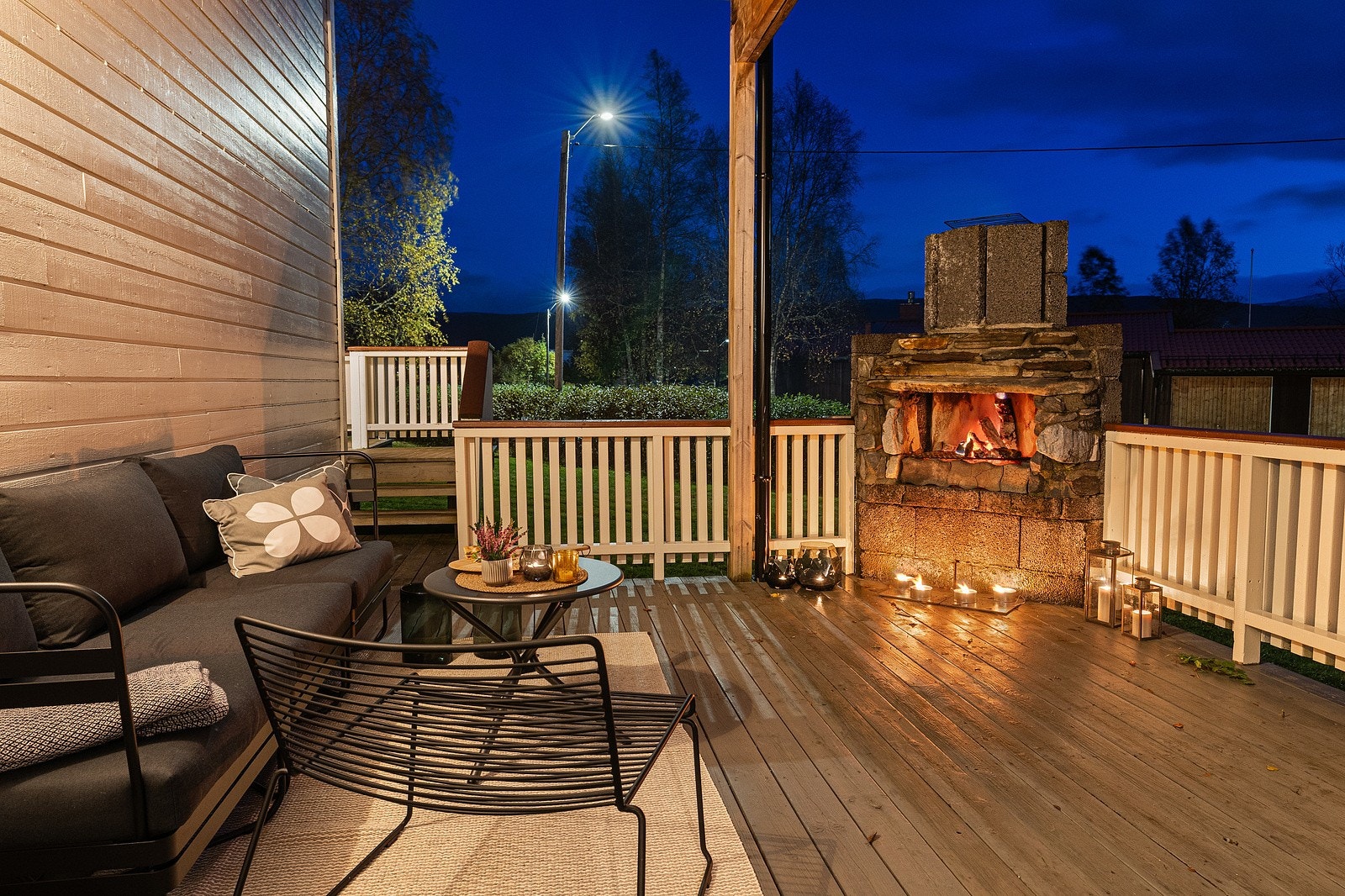 På litt kjølige høstkvelder kan du invitere gjester på besøk og fyre opp i ovnen å skape god stemning på terrassen. Galleribilde