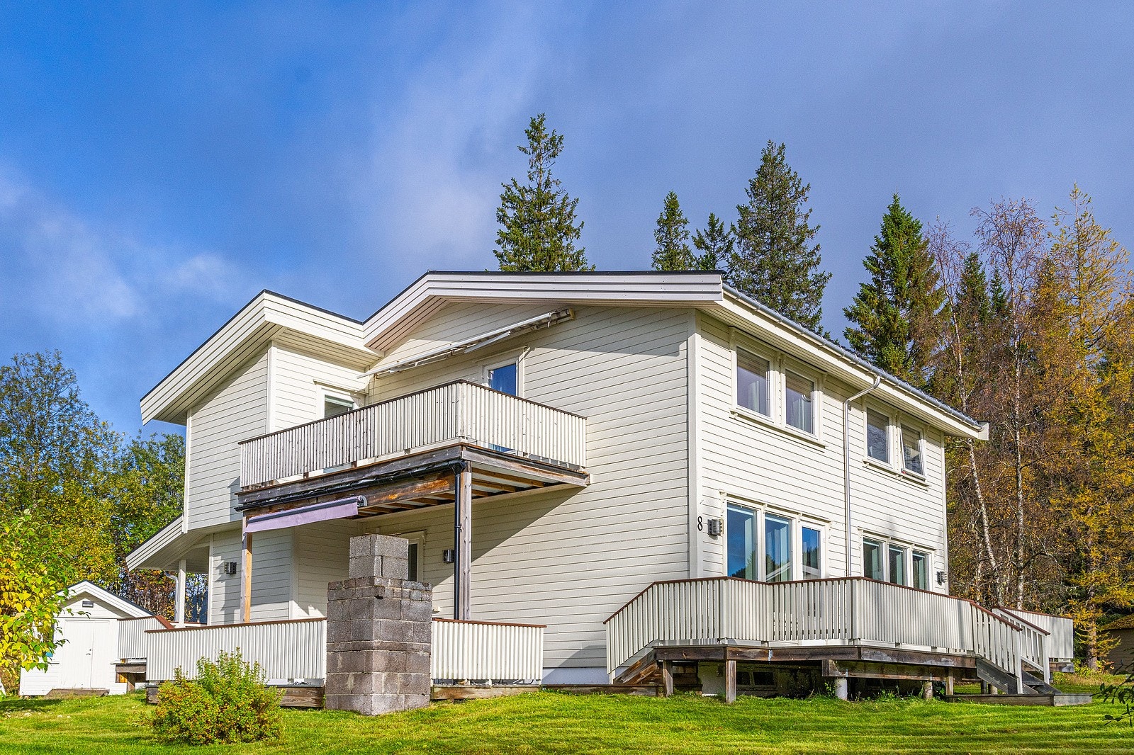 I 2. etg. har man utgang til balkongen fra soverommet. Der nyter man de siste timene før solen blir borte. Galleribilde