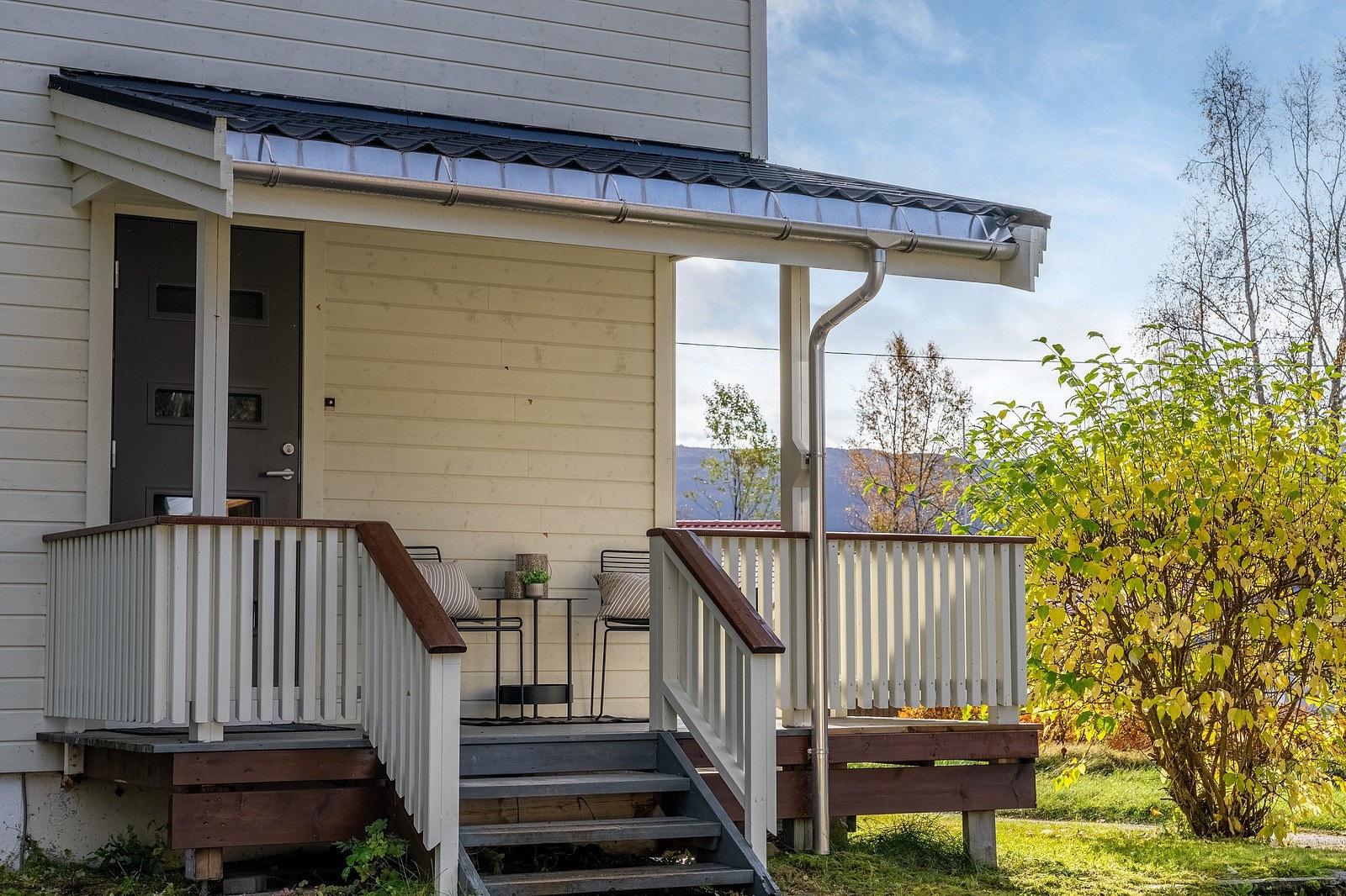 Flott overbygget inngangsparti hvor man kan etablere en hyggelig sittegruppe. Galleribilde