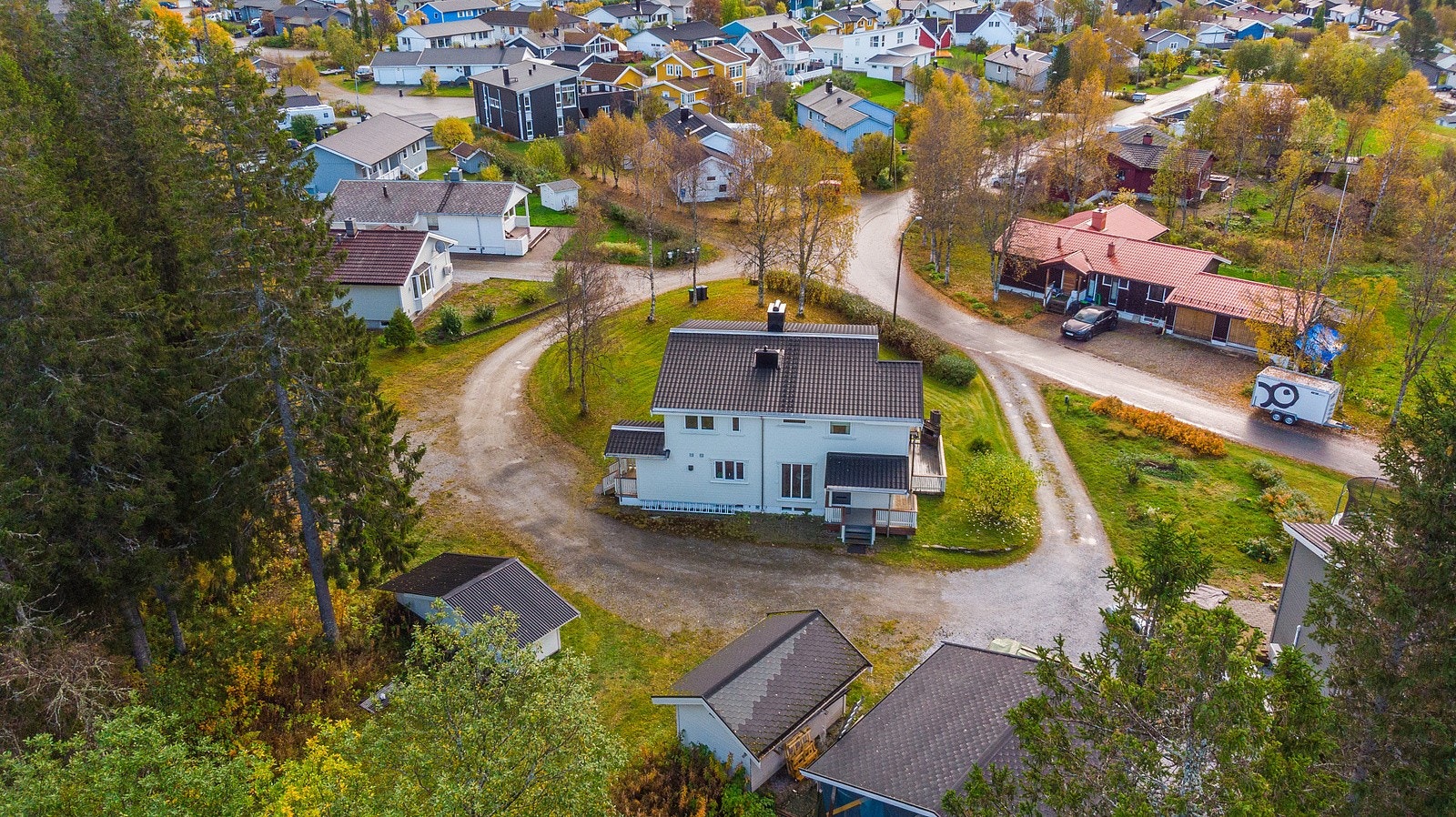 Tomten er tilbaketrukket og romslig og man har god plass om man vil bygge seg en garasje. Galleribilde