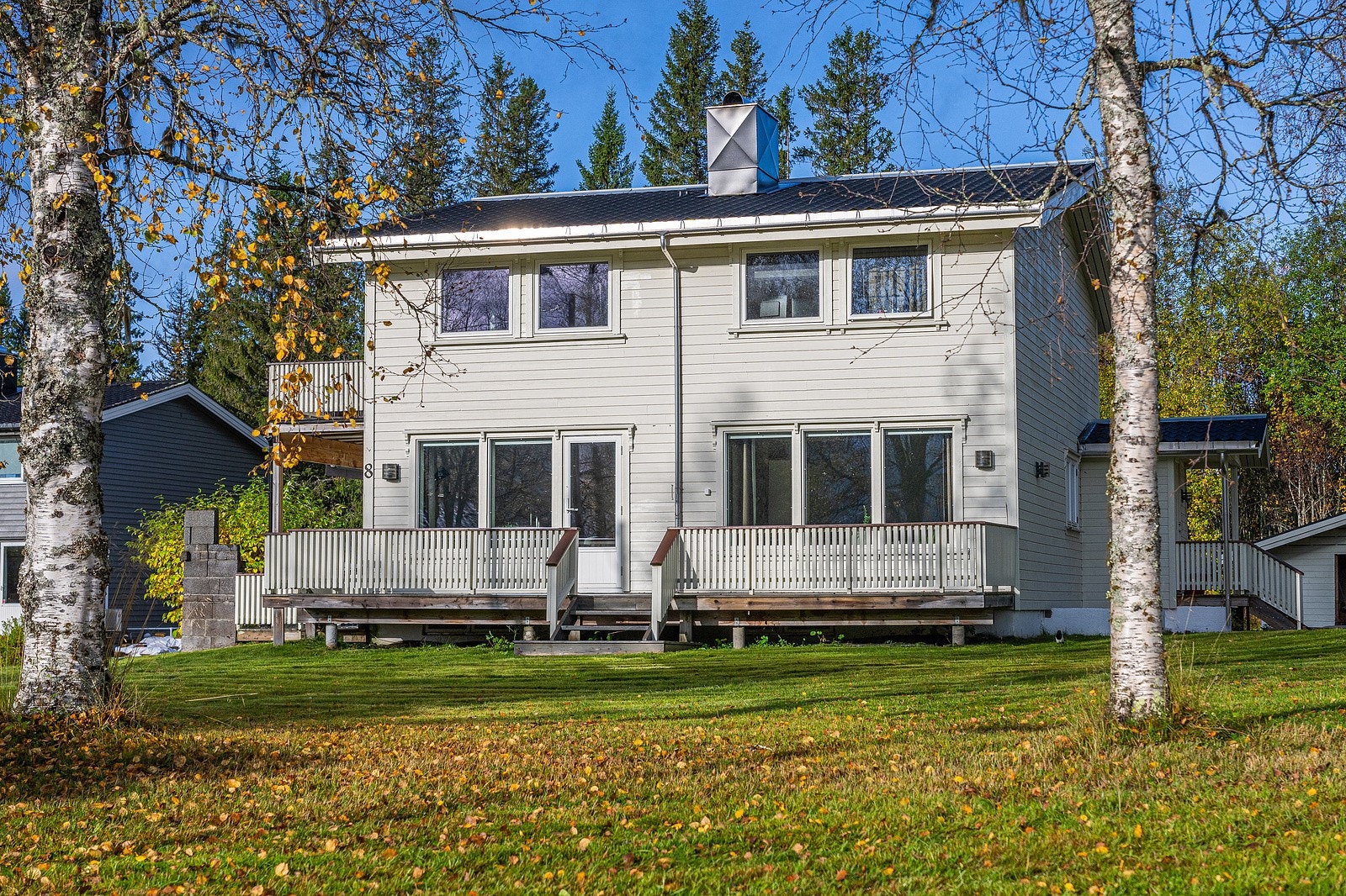 En flott opparbeidet tomt på hele 1 305 m2 og to innkjørsler gir eiendommen et herskapelig og særegent preg. Galleribilde