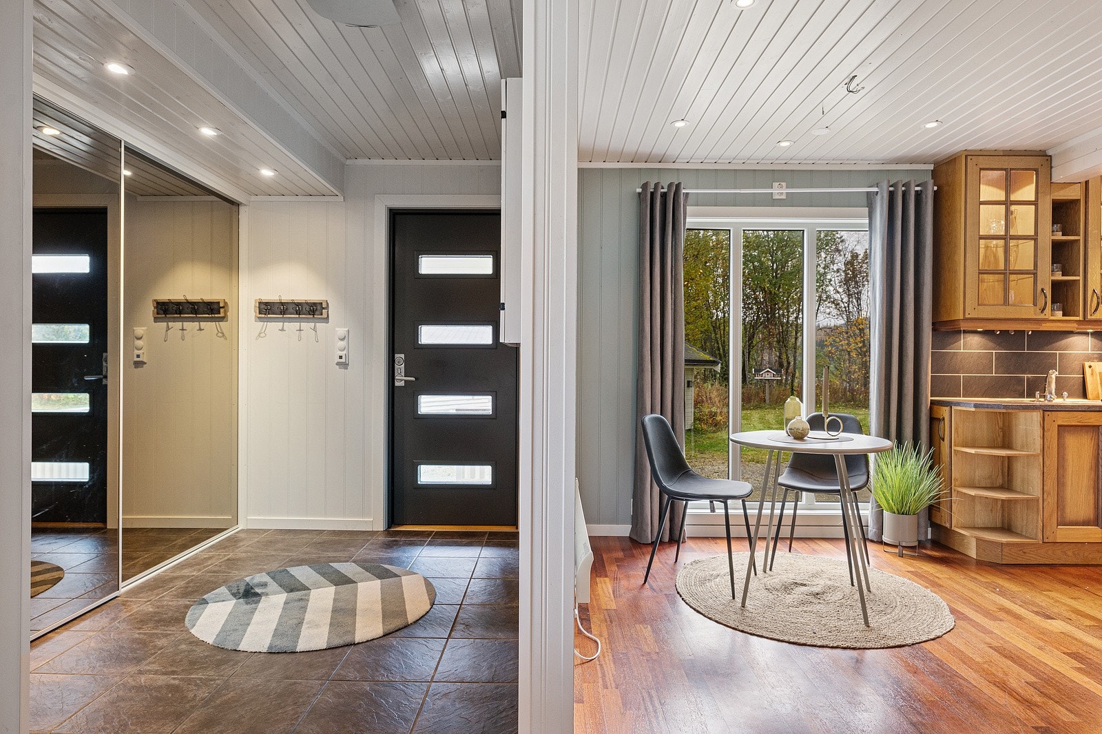 Entrè med elektriske varmekabler i gulvet og en praktisk skyvedørsgarderobe for oppbevering av klær og sko. Galleribilde