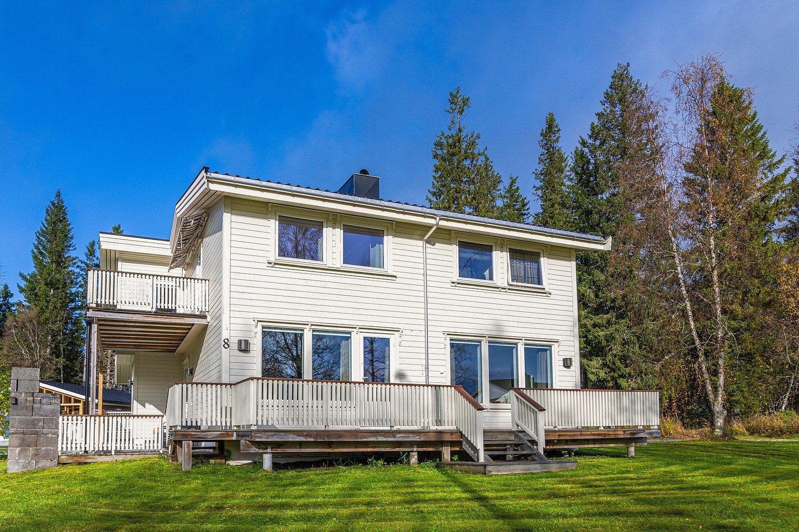 Boligen har markterrasse på flere sider, og mange fine uteområder. Både tak og bordkledning er av nyere dato Galleribilde