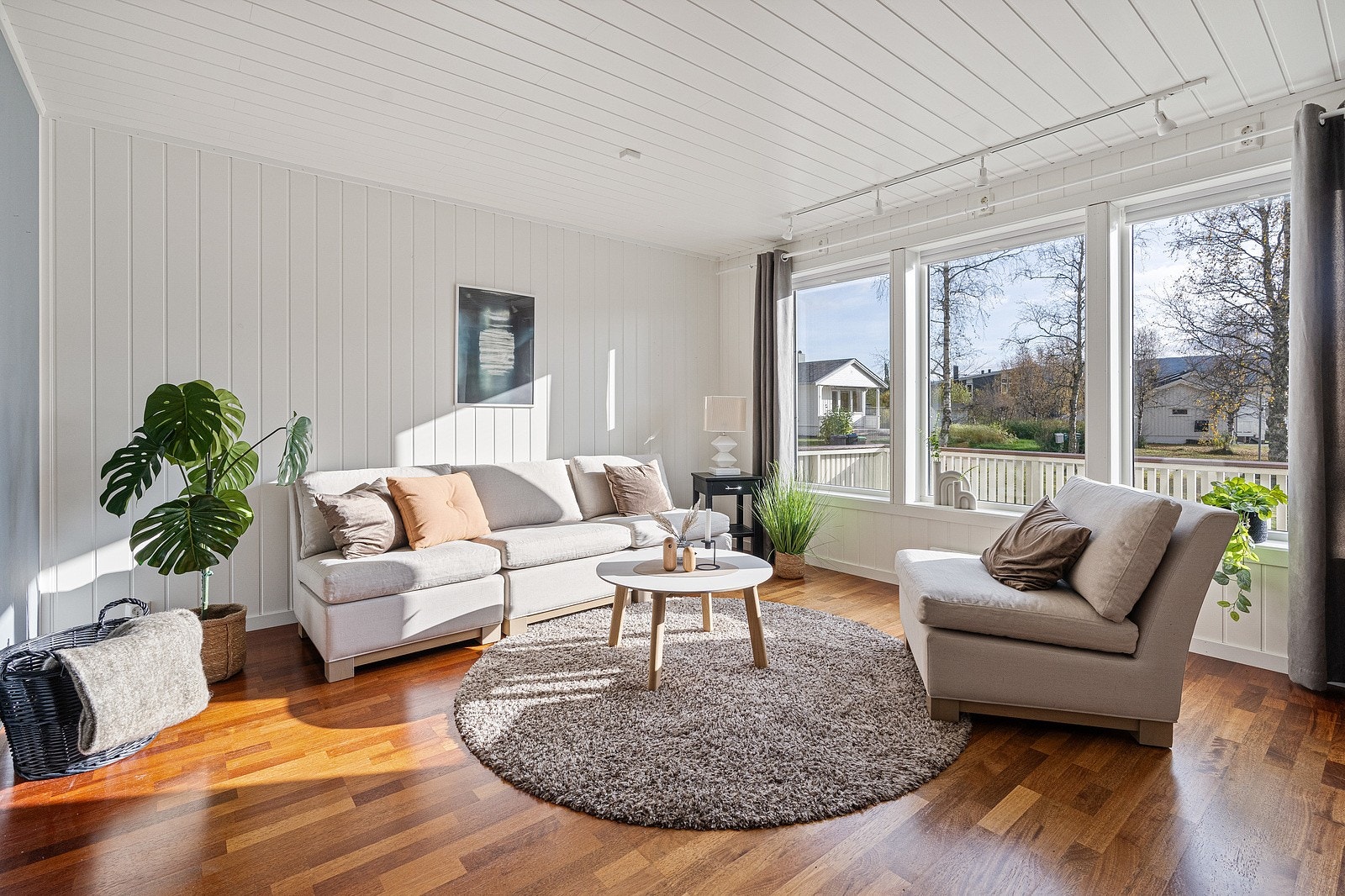 De store vindusflatene slipper inn rikelig med naturlig lys, og siden boligen er trukket langt tilbake på tomten har man ingen grad av innsyn. Galleribilde