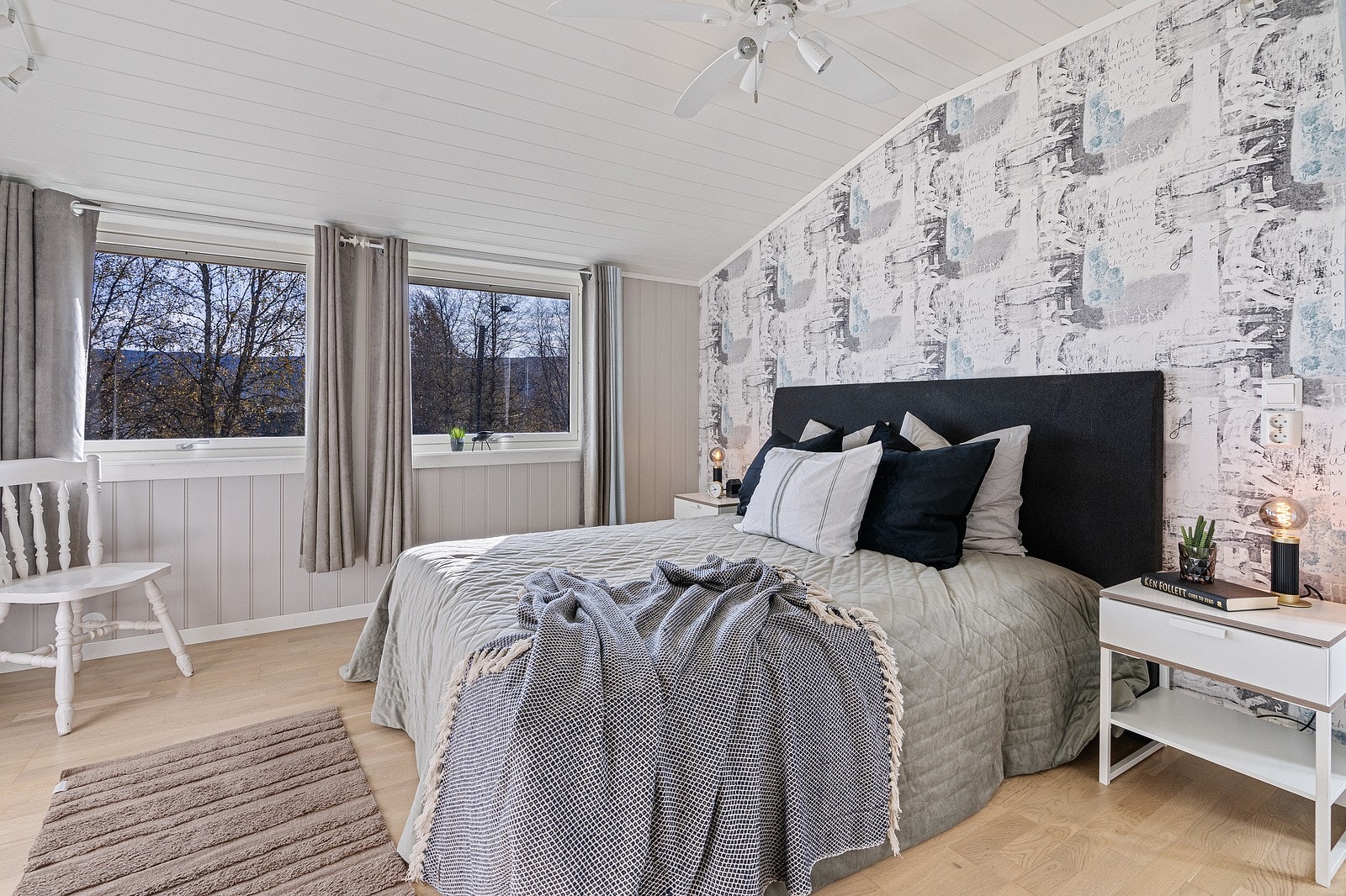 I boligens andre etasje finner vi to romslige soverom og et lekkert baderom. Galleribilde