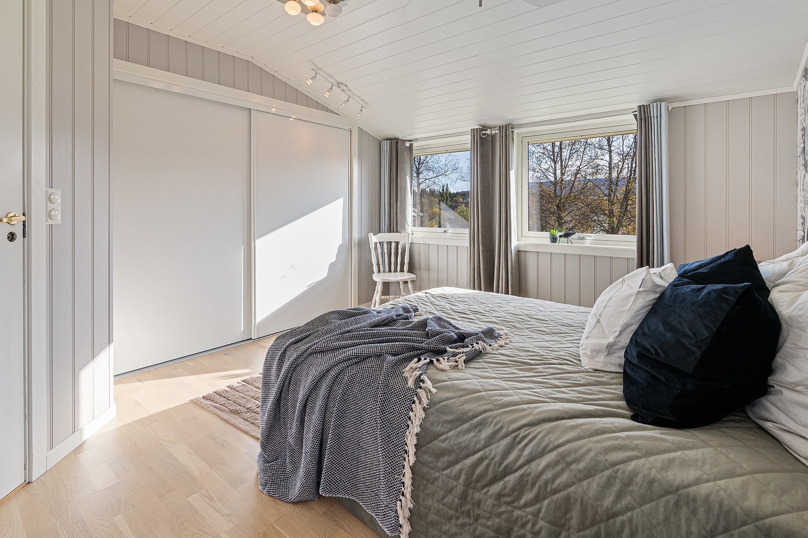 Dette soverommet er av god størrelse og har innbygget garderobeløsning. Det er også rikelig med bodplass i denne etasjen og i boligens kjeller. Galleribilde