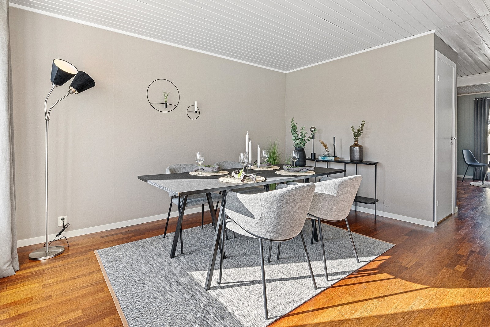 Stuen er romslig og man kan enkelt ha hyggelige selskap i lyste lag med både venner og familie rundt bordet. Galleribilde