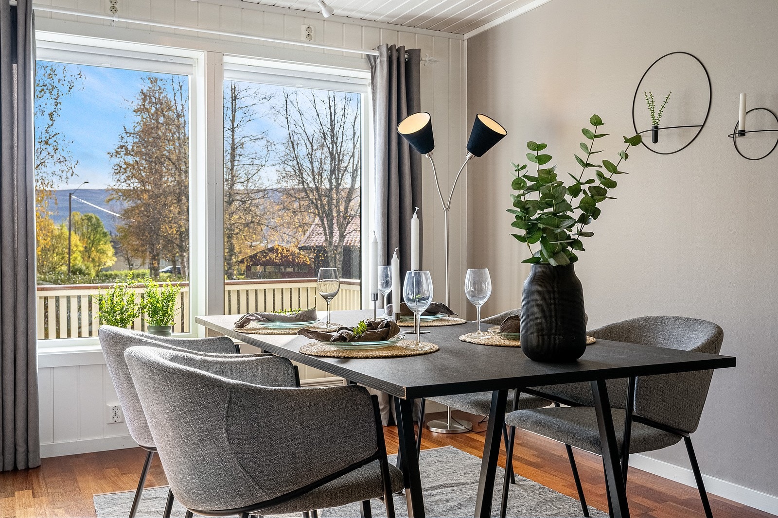 Solforhold er noe boligen virkelig kan skilte med. Man har flere gode uteområder rundt boligen og ikke minst på den pent arronderte plenen. Galleribilde