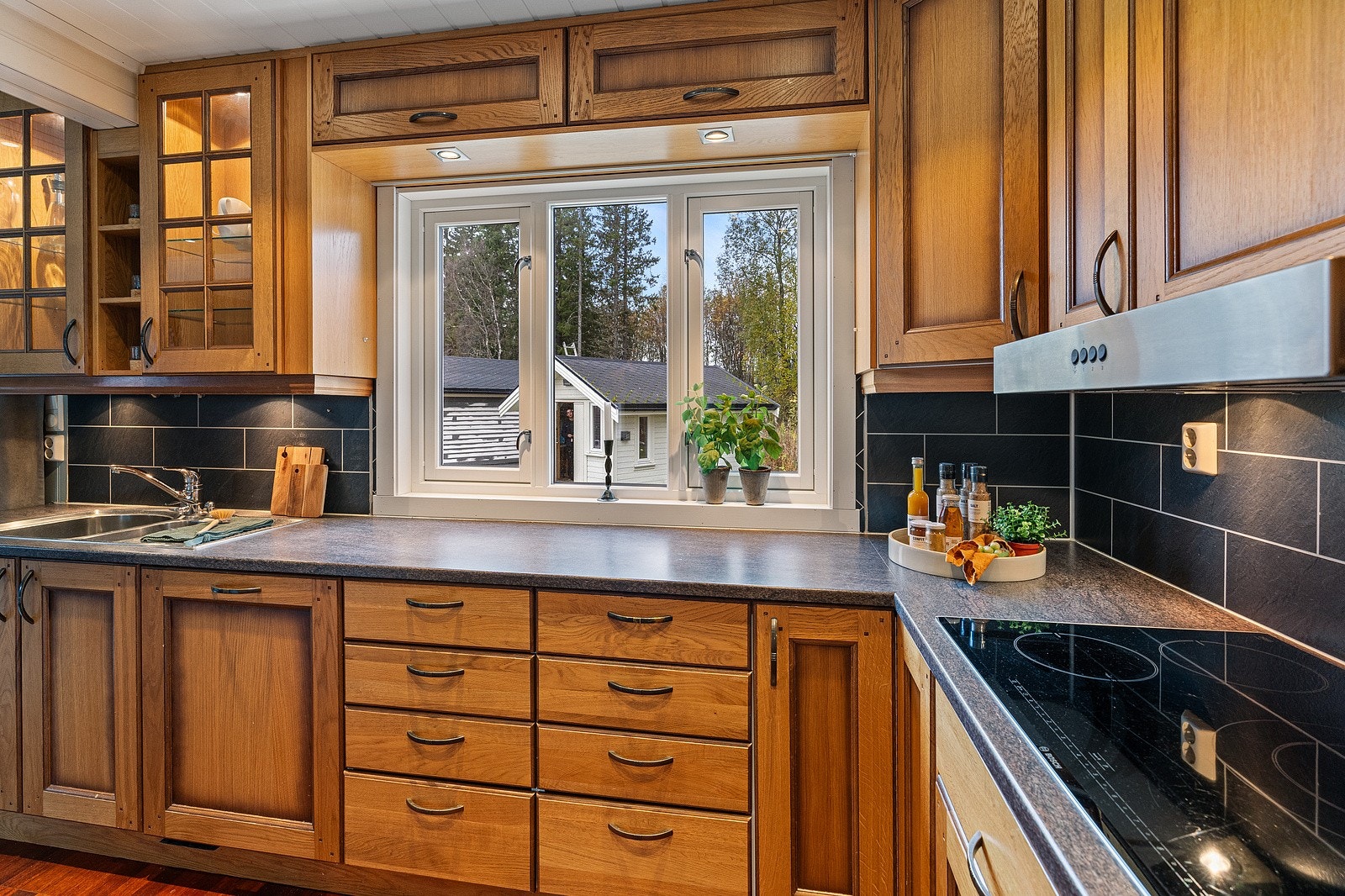 Det er rikelig med benkeplass og overskapene er takhøye. Galleribilde