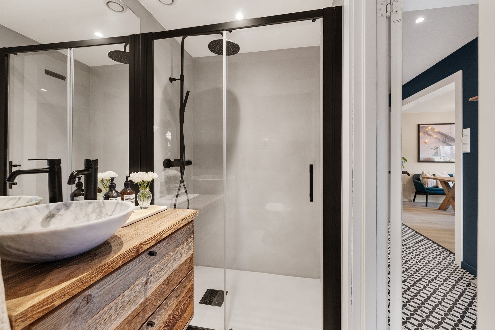 Badet ble oppgradert i 2018 med nye overflater og innredning (untatt klosett). Galleribilde