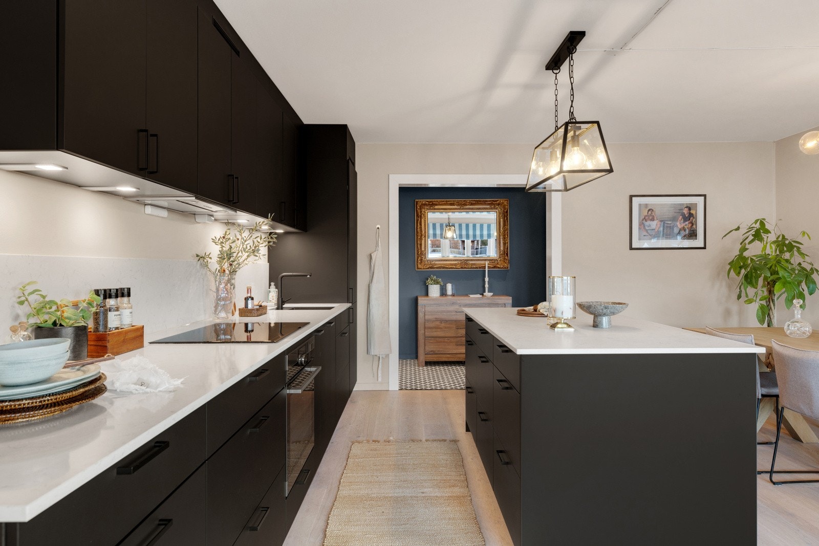 Innredningen har sorte glatte fronter. Benkeplate og plate på vegg over benk i corian/kompositt. Galleribilde