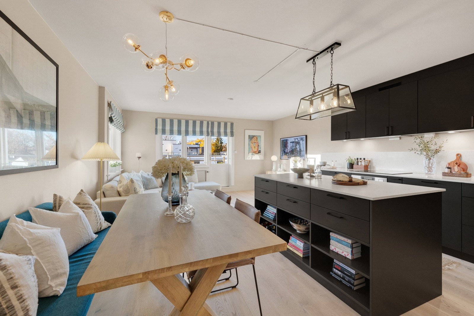 Det er god plass til å invitere venner til sosiale sammenkomster. Galleribilde