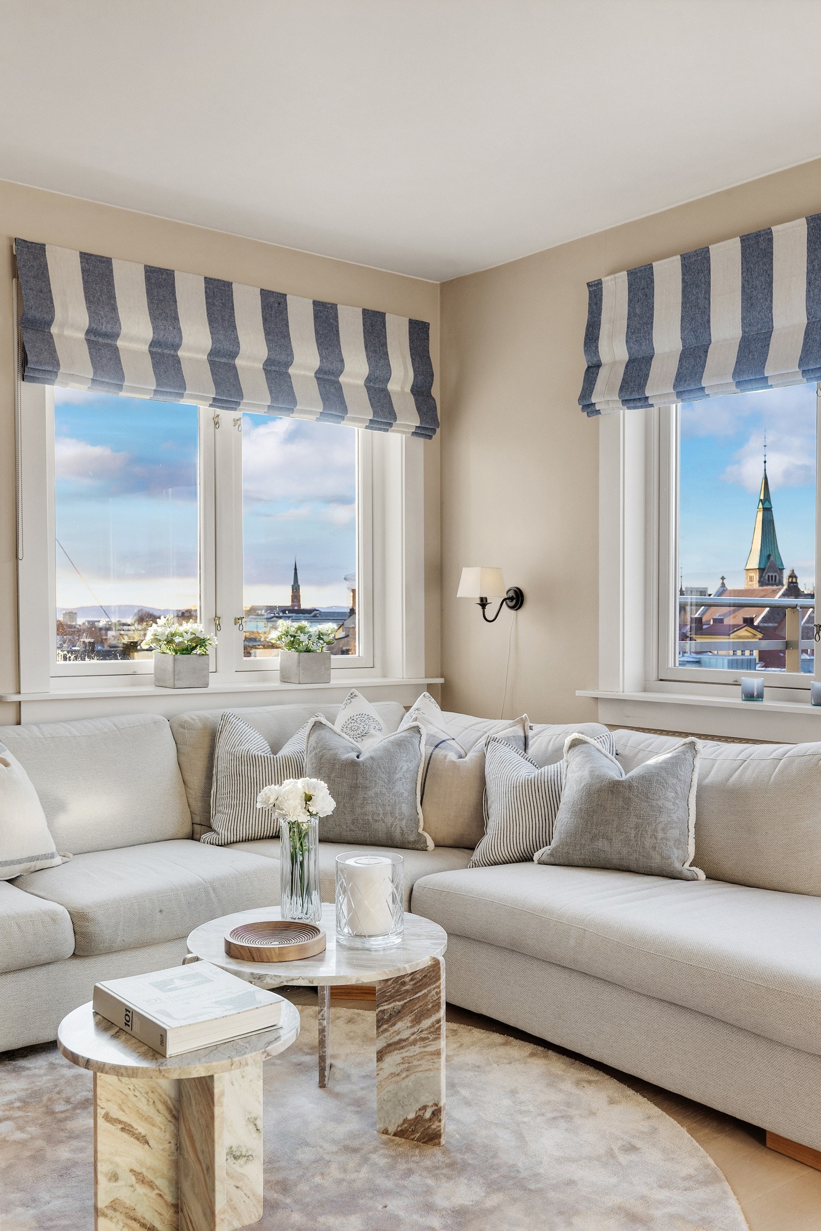 Stuen har vinduer i to retninger som gir rikelig med dagslys og nydelig utsikt over byen! Galleribilde