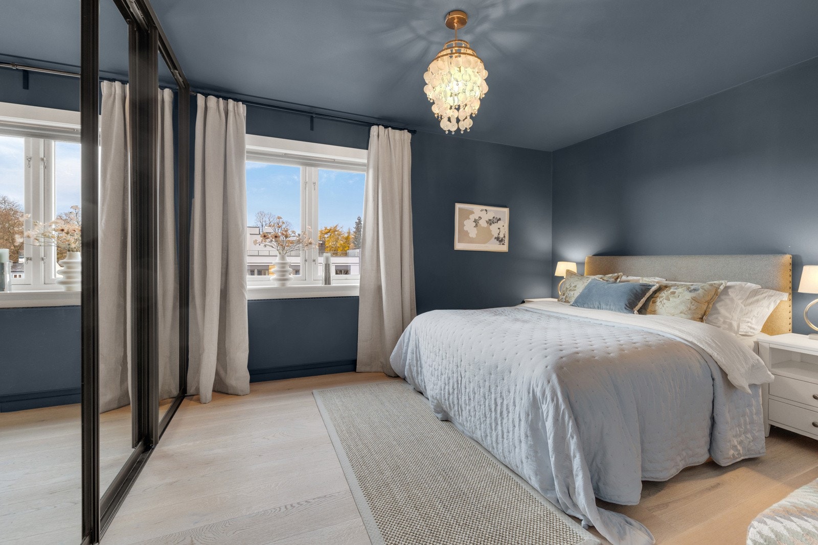 Stort og flott hovedsoverom med skyvedørsgarderobe. Galleribilde