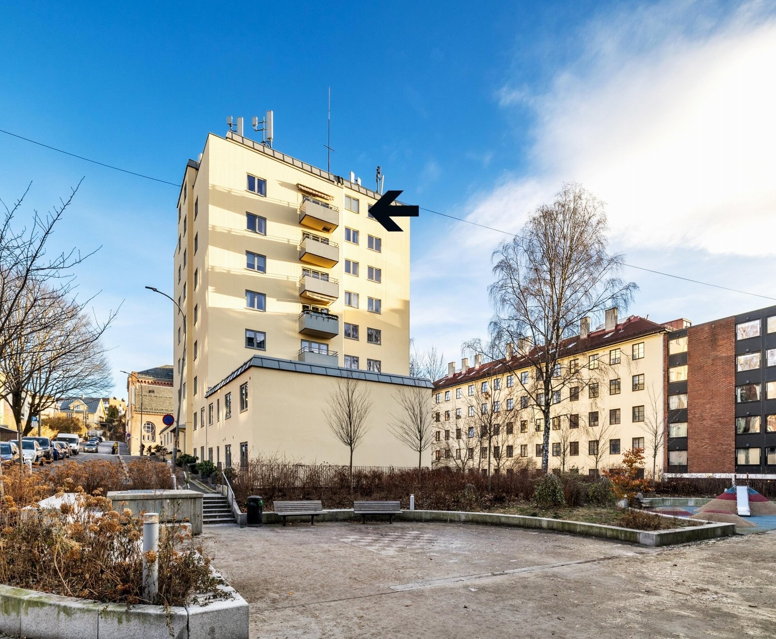Det er 7 parkeringsplasser i gården med ''førstemann til mølla'' prinsipp. Galleribilde