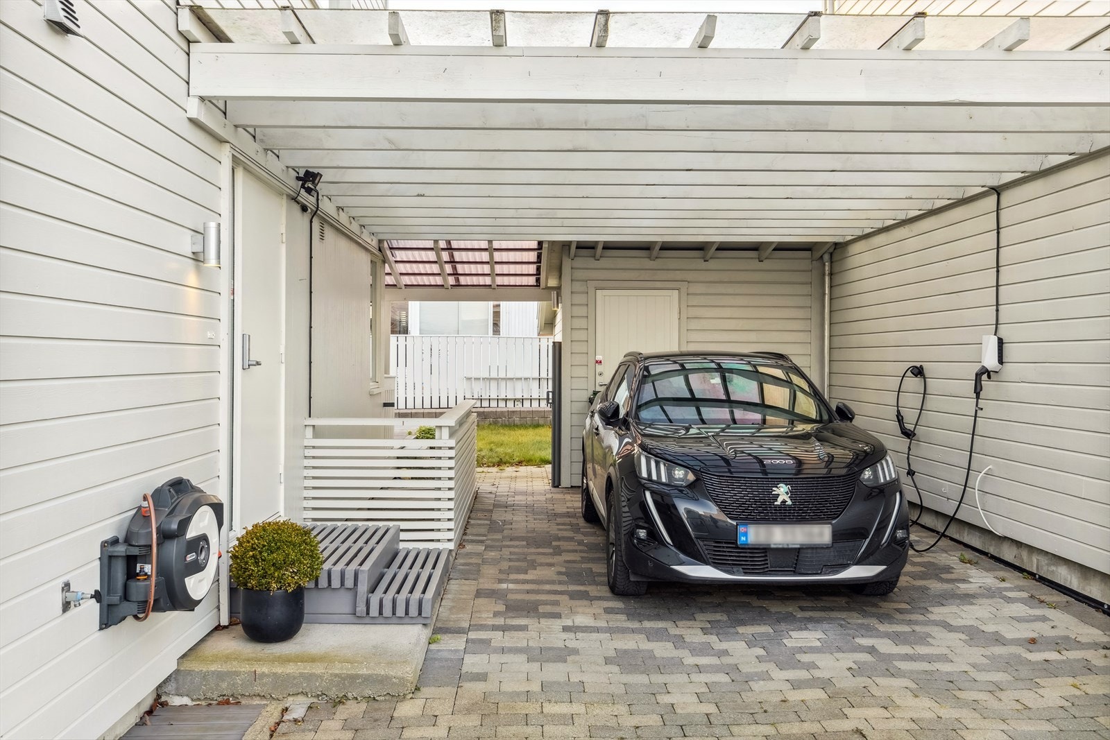 Parkering i carport med elbillader montert Galleribilde