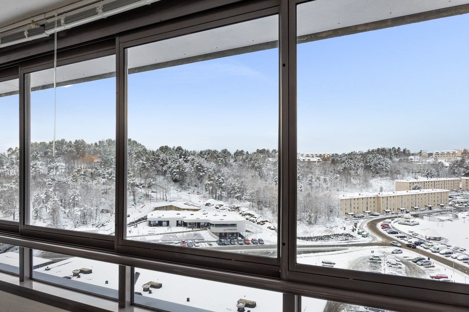 Vinduene på balkongen kan enkelt åpnes og lukkes etter behov Galleribilde
