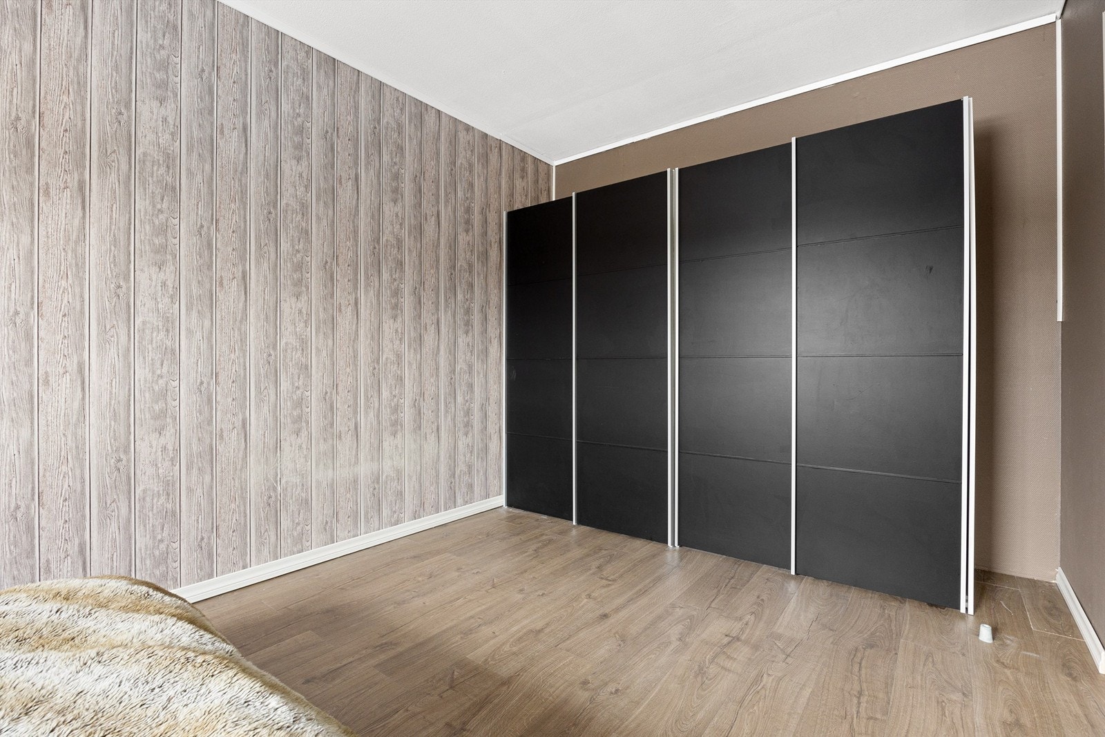 Soverommet er utstyrt med stor skyvedørsgarderobe Galleribilde