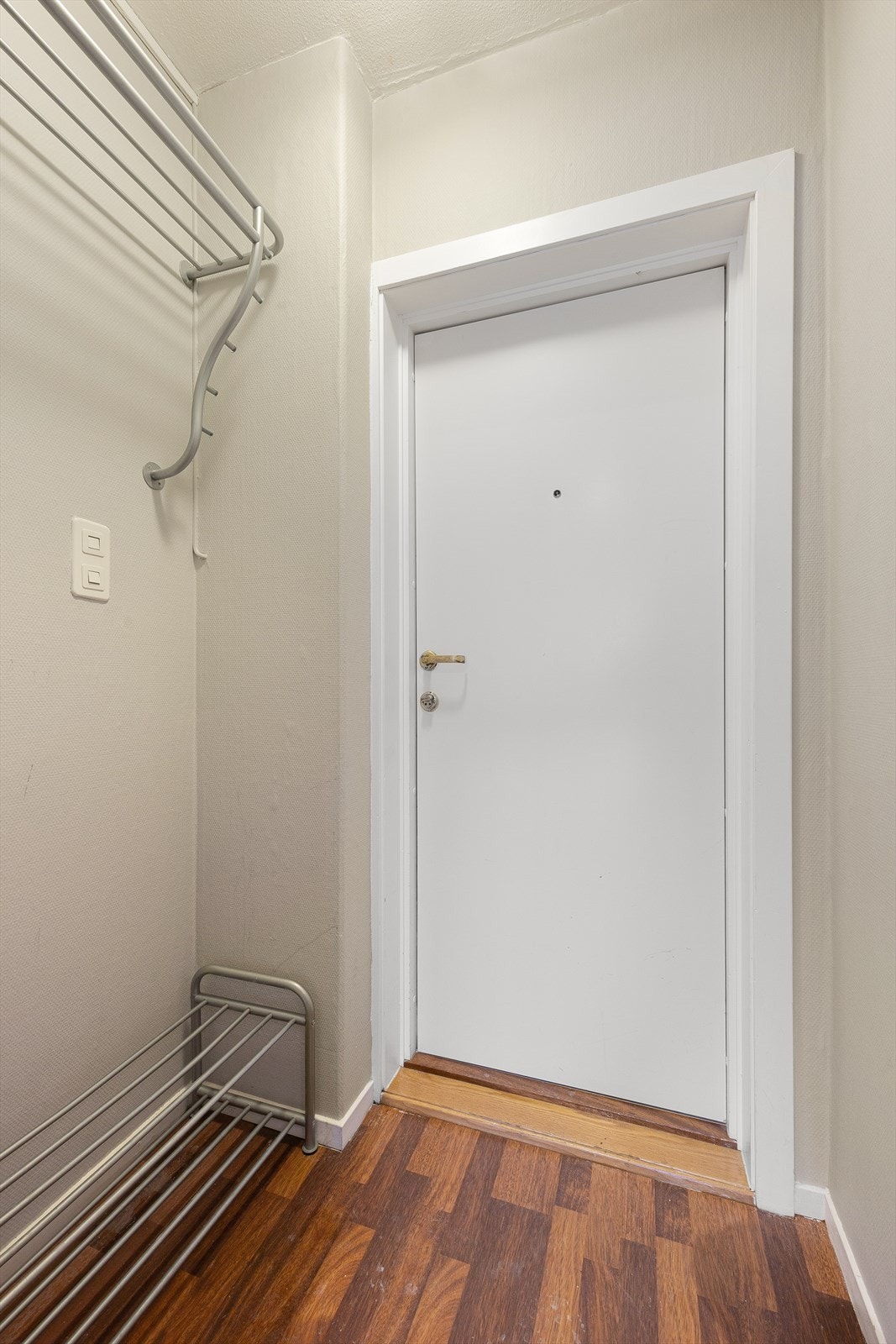 Entréen på 1,5 kvm. ønsker deg velkommen inn! Galleribilde