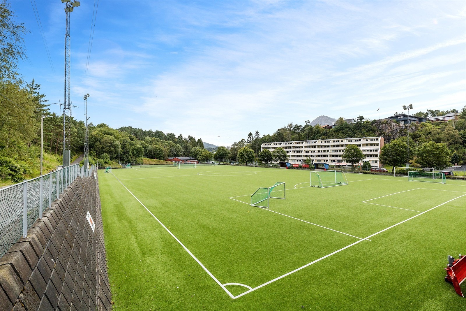 Fotballbanen til Vadmyra IL i få min. gangavstand Galleribilde