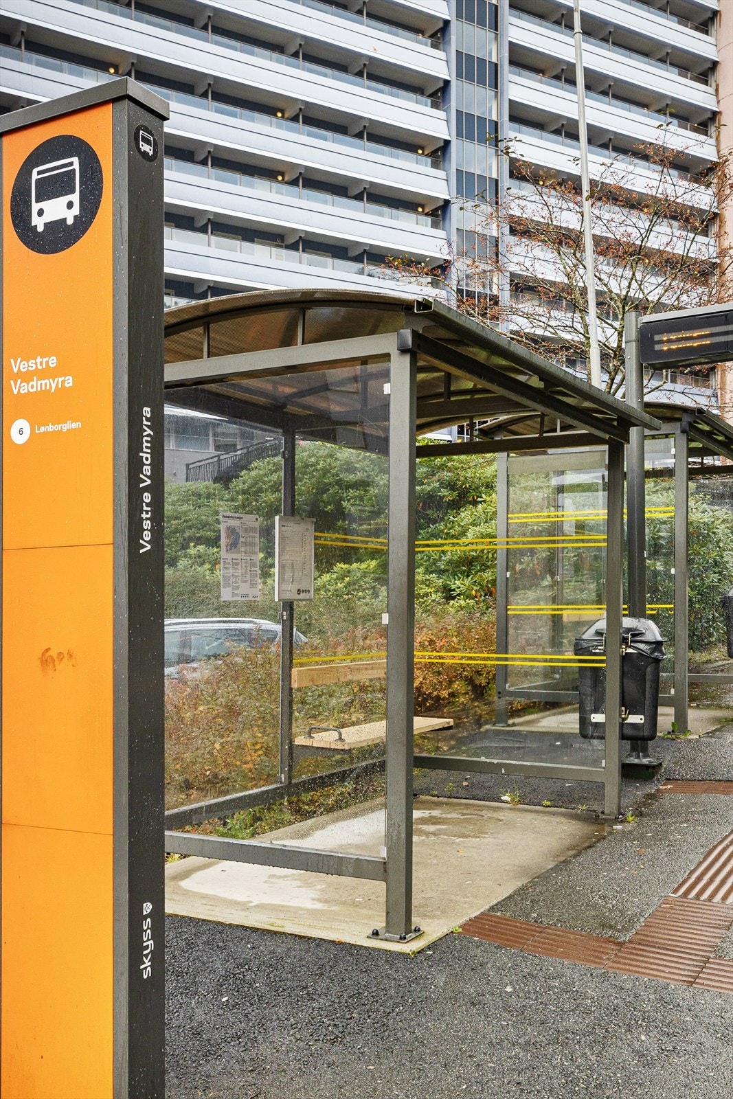 Nærmeste busstopp ligger like nedenfor blokken Galleribilde
