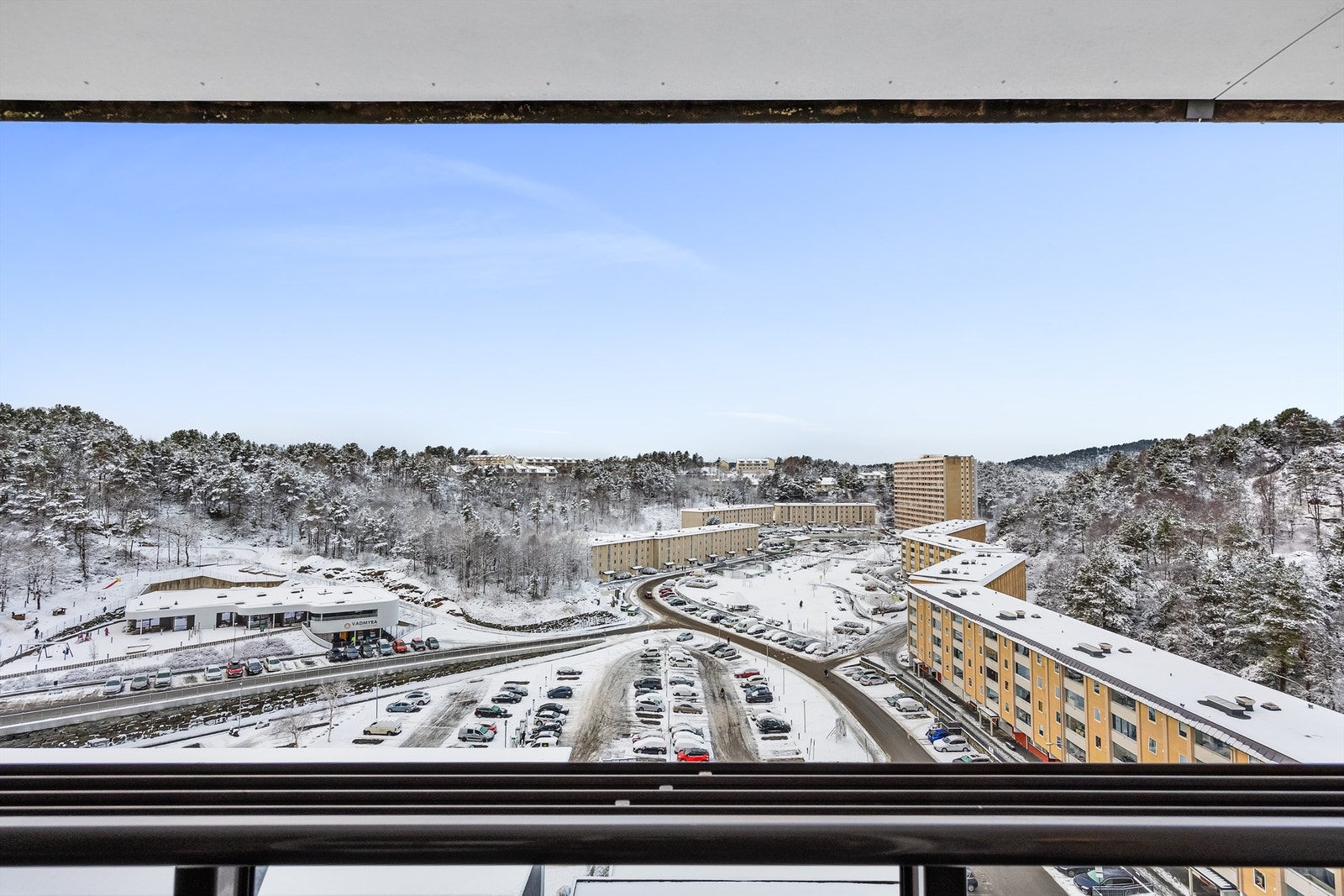 Høy og fri balkong med vidstrakt utsikt over nærområdet mot Hetlevikåsen Galleribilde