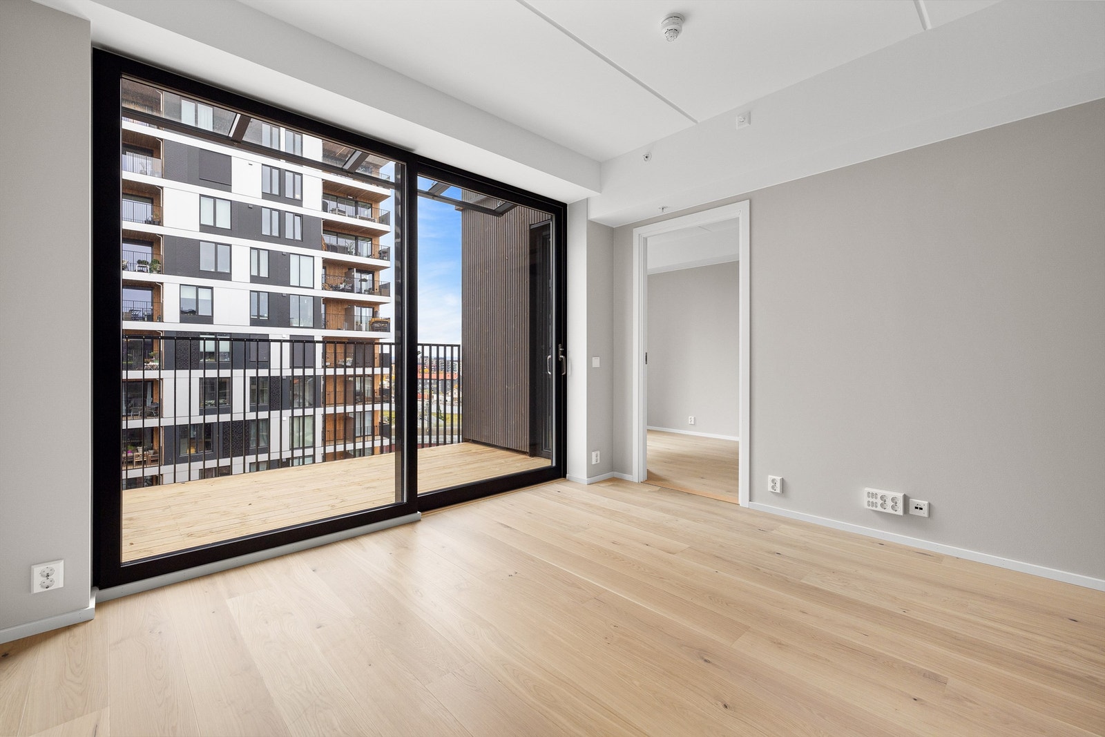 Store vinduer og pen parkett på gulv Galleribilde