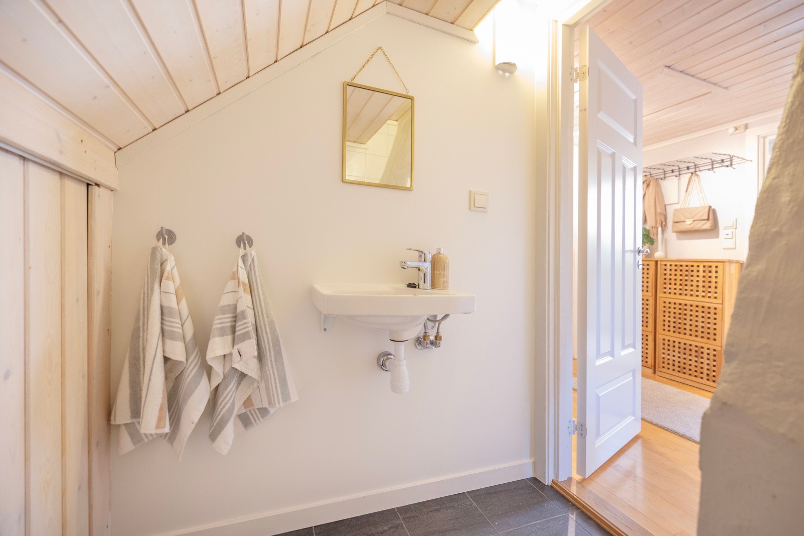 Toalettrom med servant Galleribilde