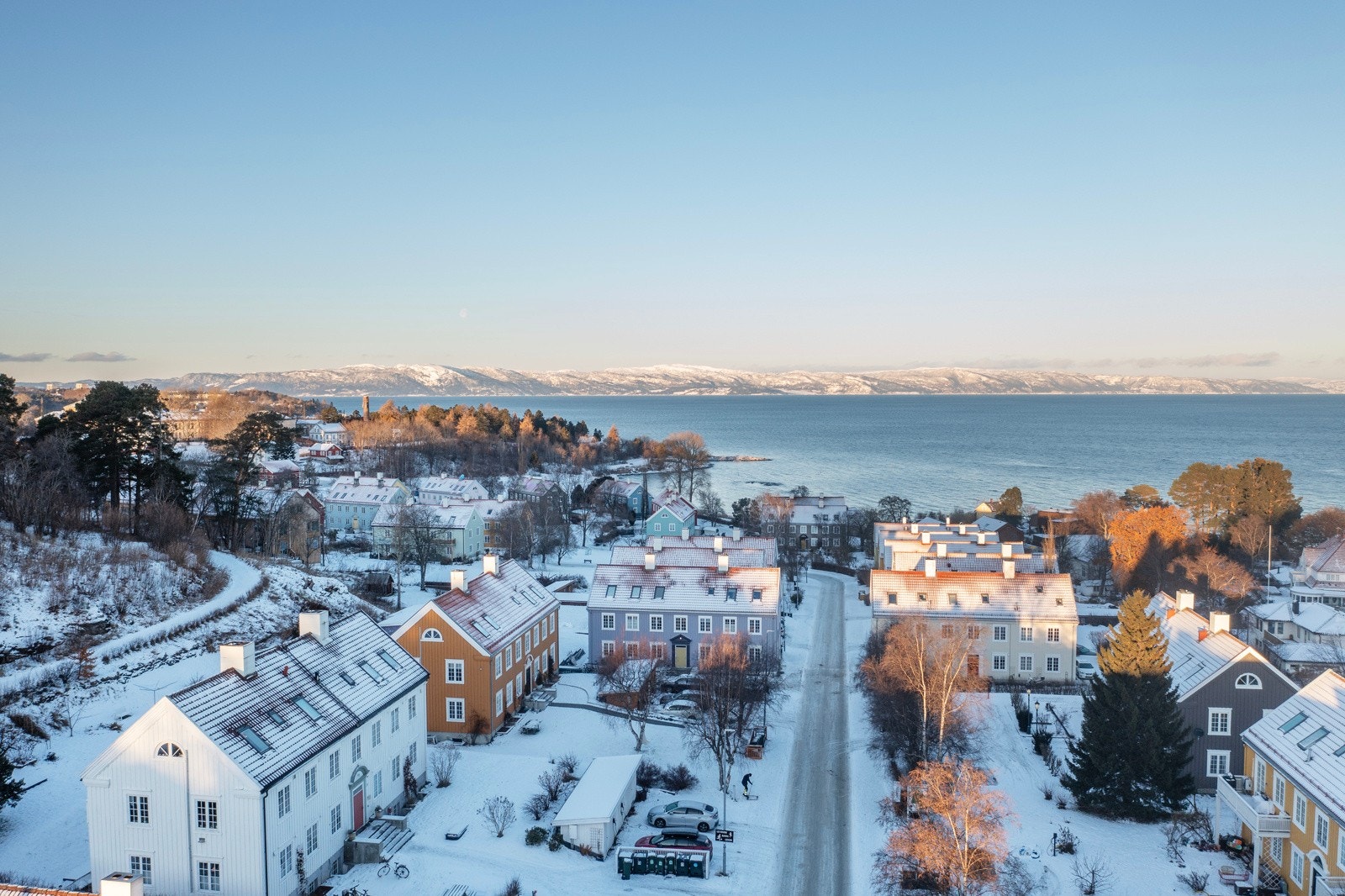 Dronefoto Sjøvegen, det trivelige nabolaget og sjøen Galleribilde