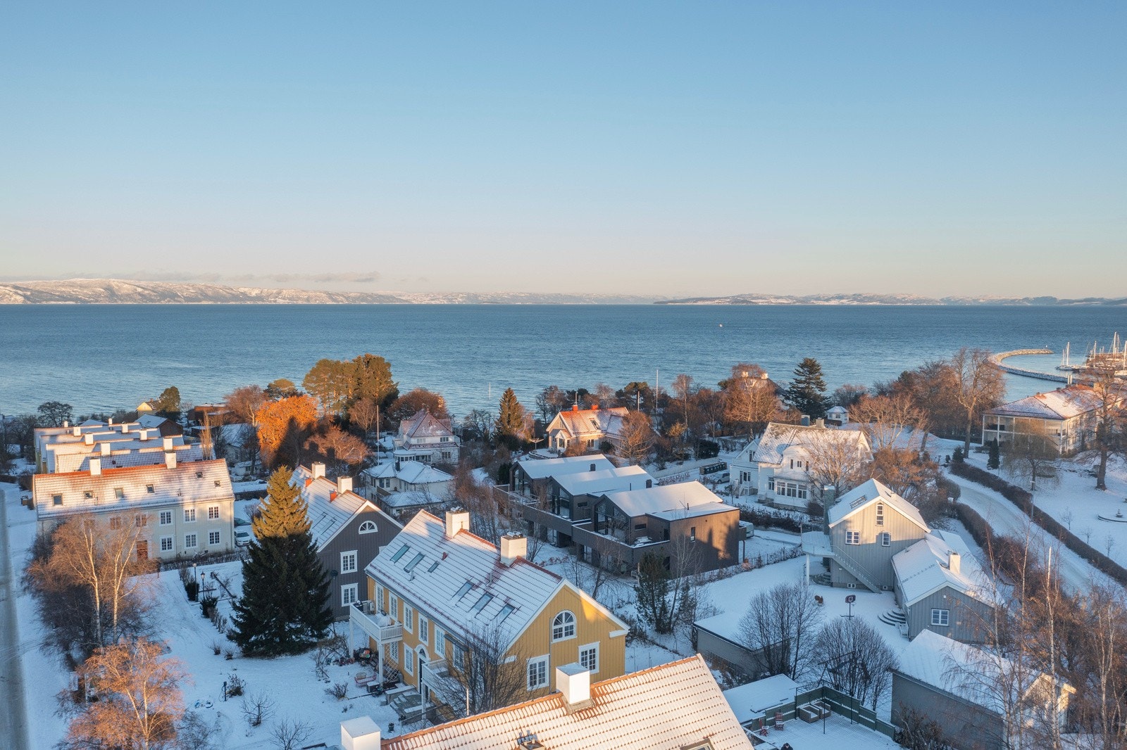 Dronefoto nærområdet og sjøen med Grilstad Marina til høyre Galleribilde