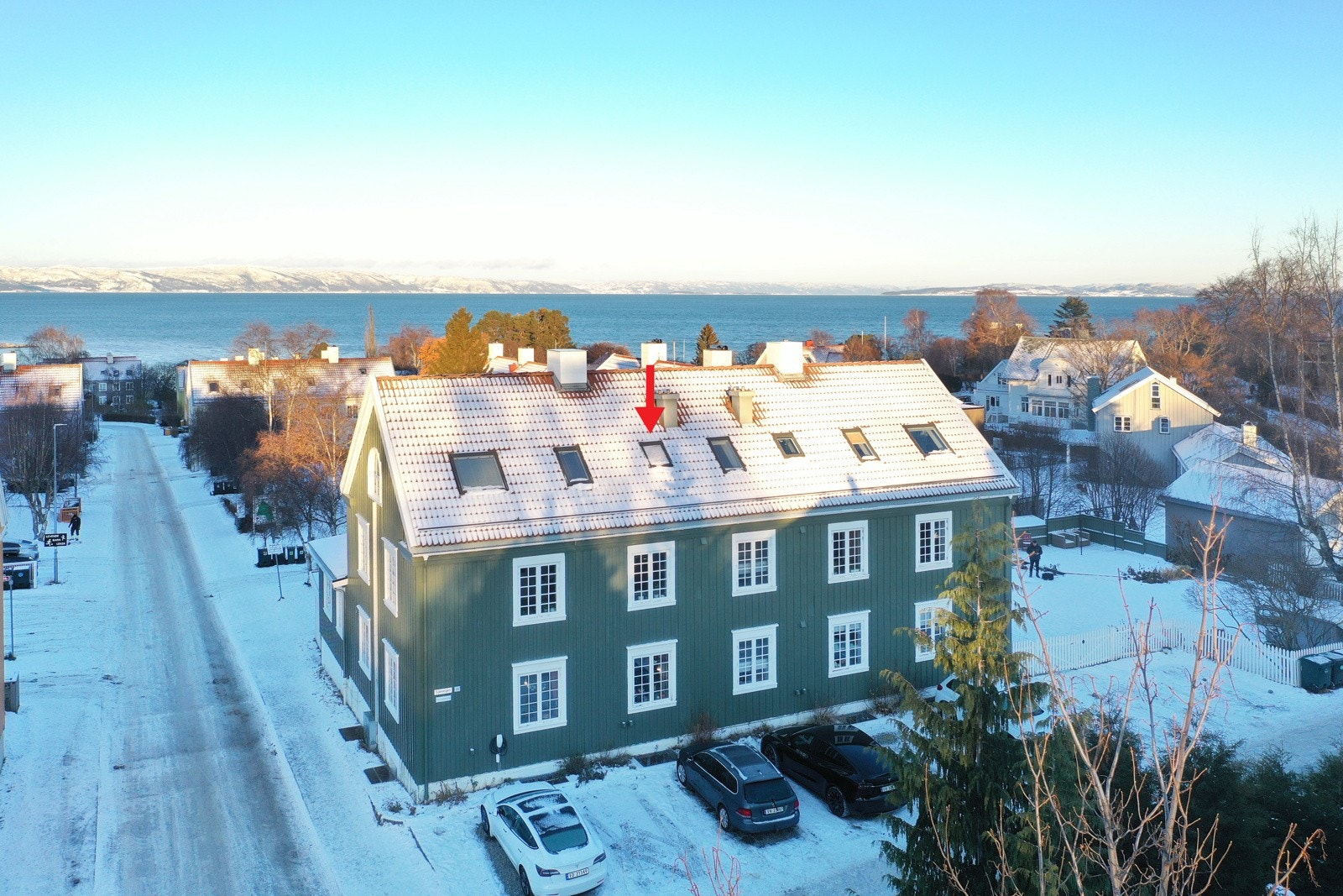 Dronefoto fasade, Sjøvegen ned mot Rotvolfjæra og sjøen. Galleribilde