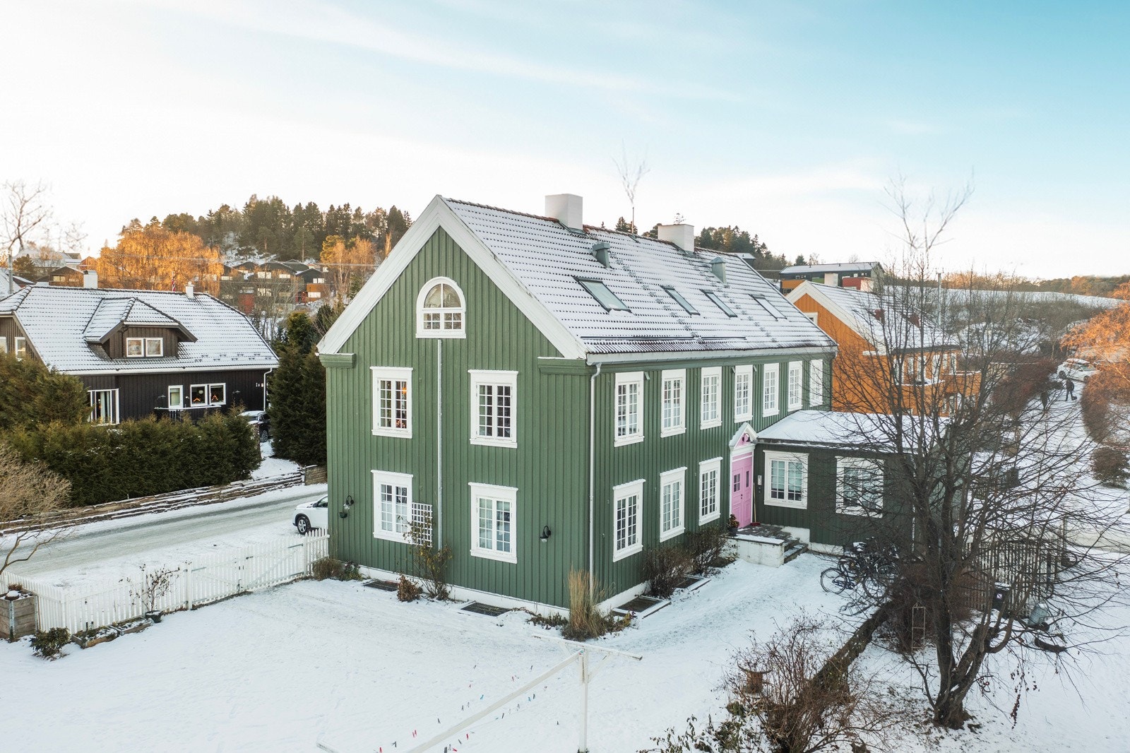 Dronefoto fasade og sameiets fellesområde Galleribilde