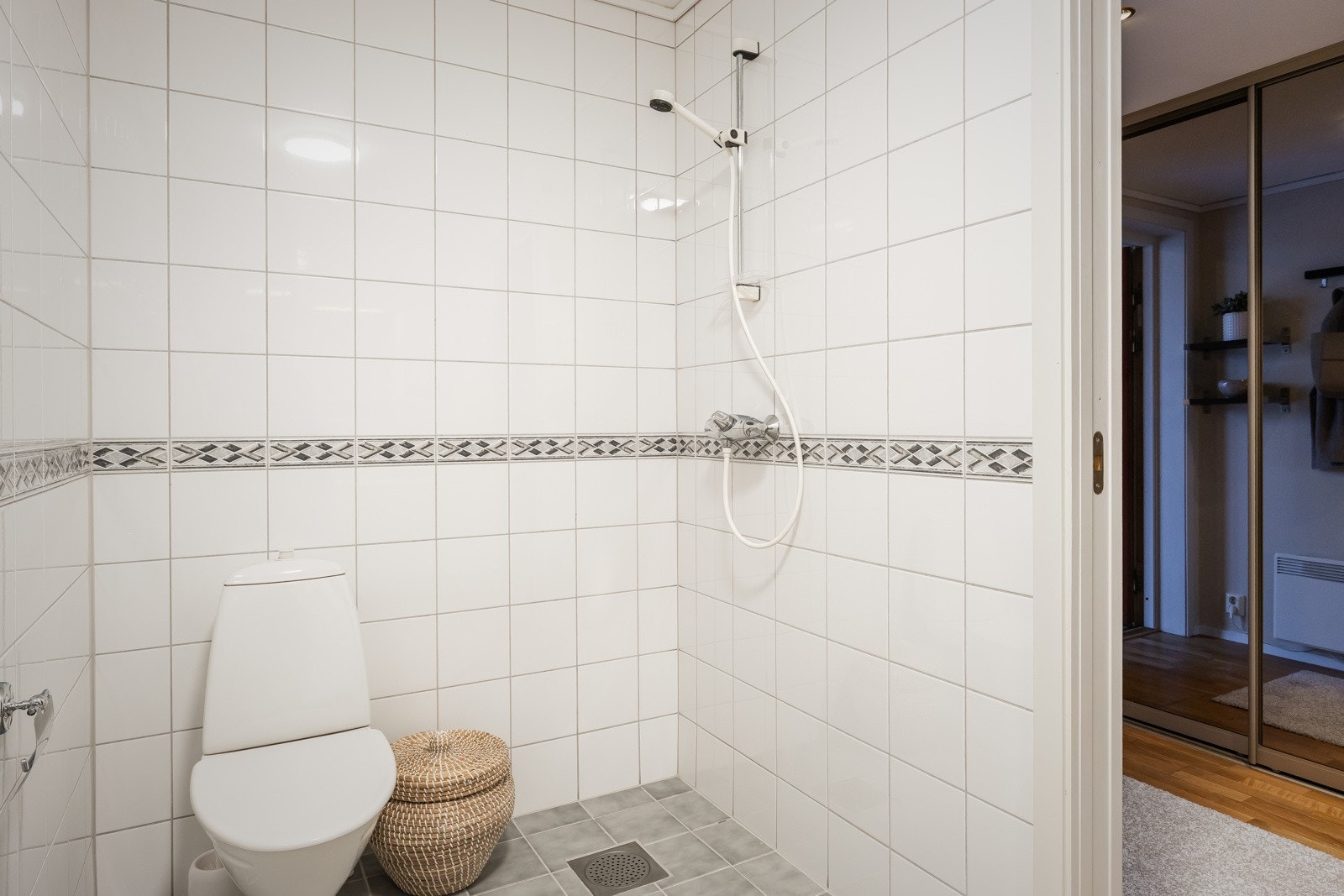 Badet har innredning med servant, speil, dusj, toalett og opplegg for vaskemaskin. Galleribilde
